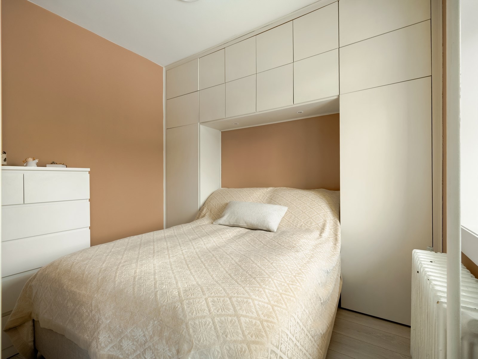 Soverom av god størrelse malt i en fin fargetone. Galleribilde