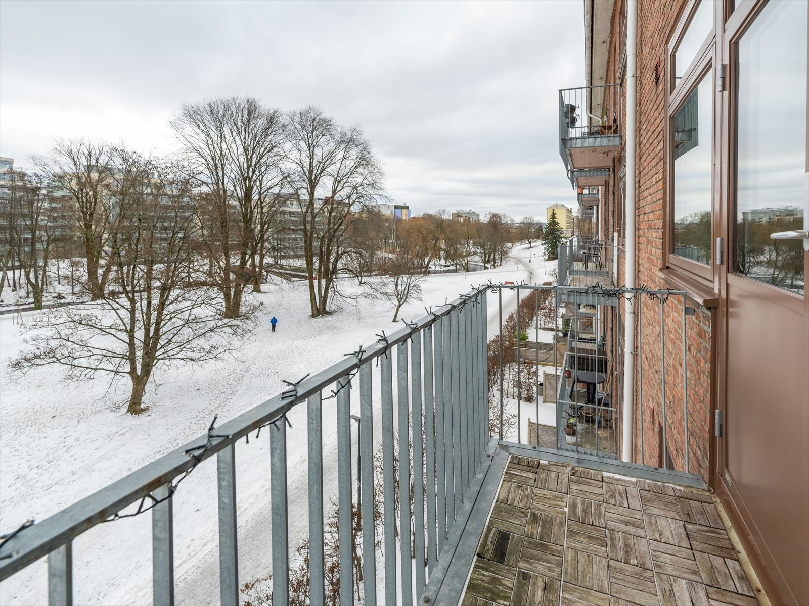 Her ute kan man nyte solen og strålende utsikt. Galleribilde