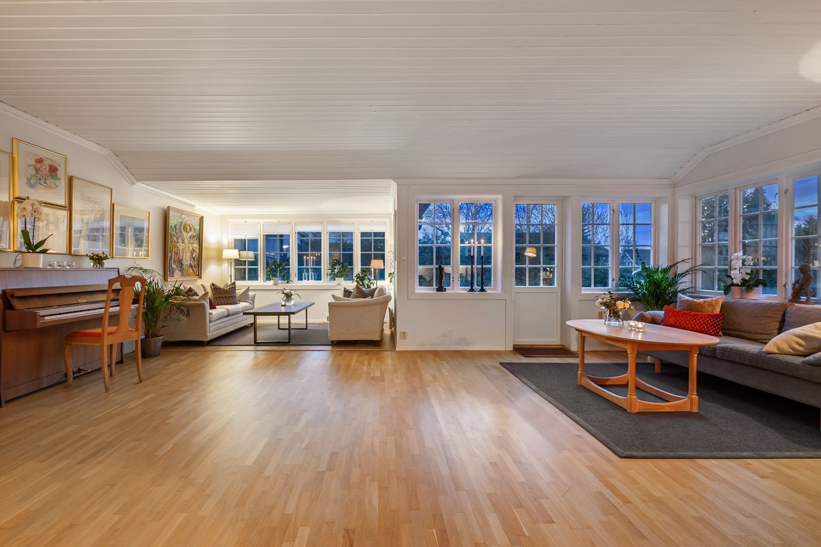 Kveldsstemning i stuen. Galleribilde