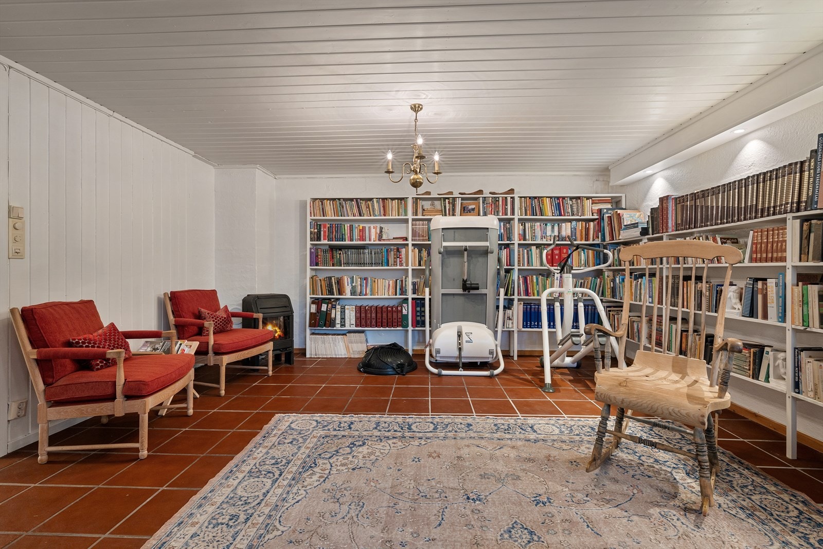 Rommet har mange innredningsmuligheter og hyggelig peis. Galleribilde