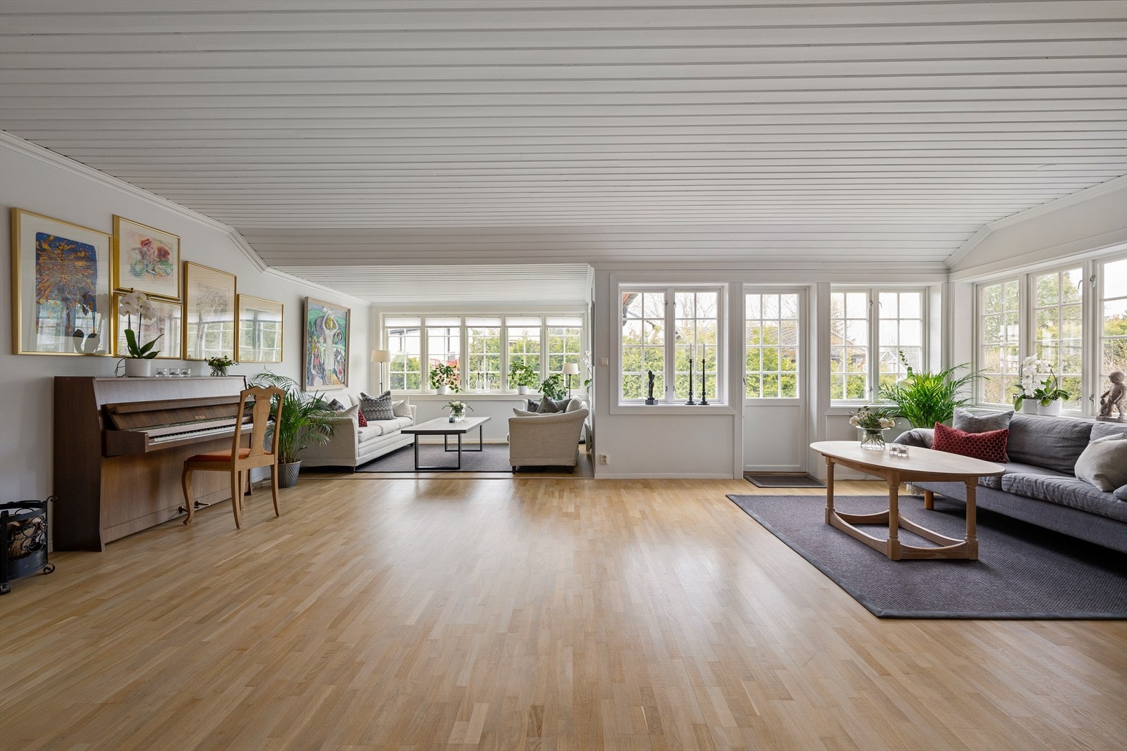 Lys og romslig stue i 1. etasje med plass til flere soner. Galleribilde