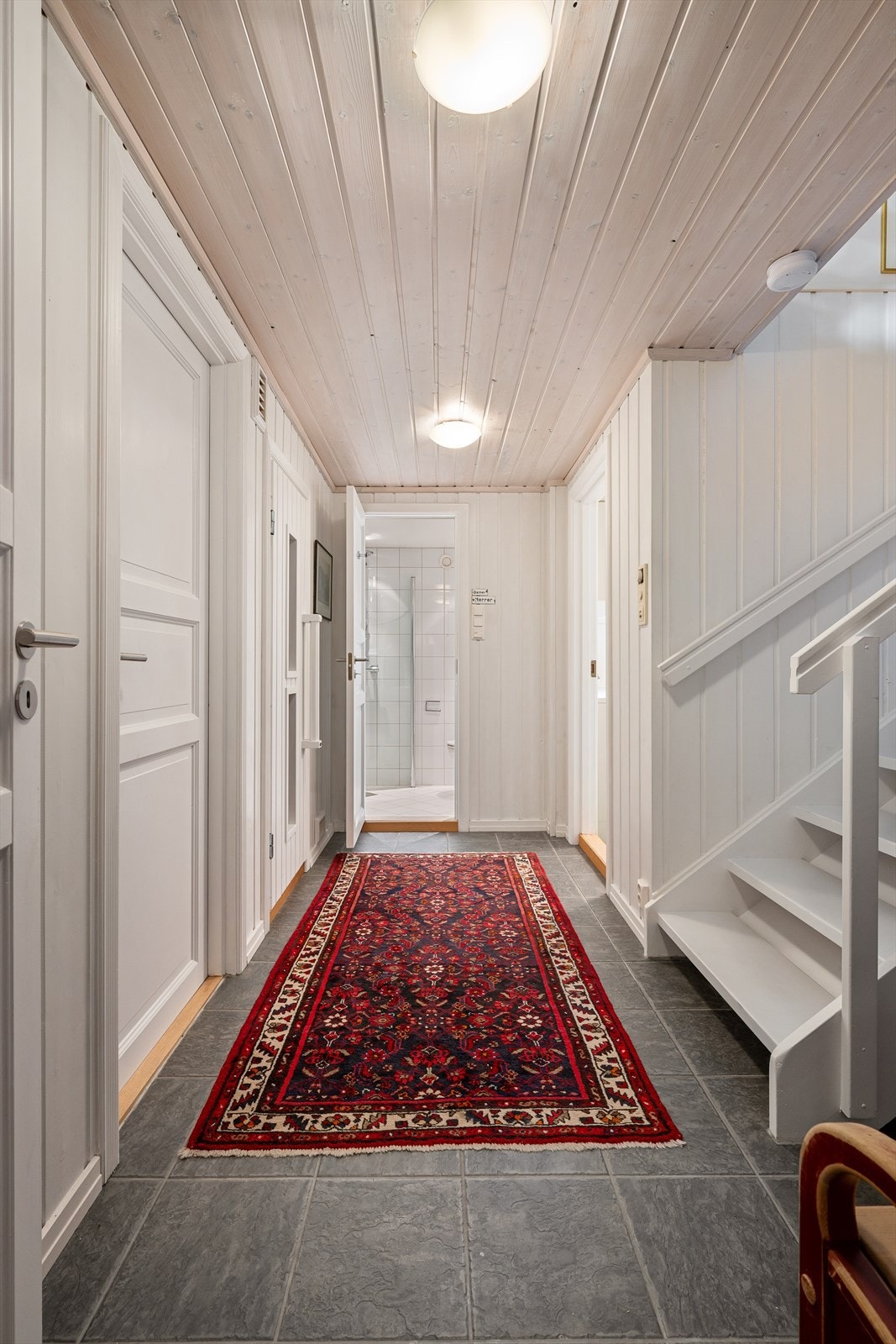 Trapperom/gang i underetasjen. Galleribilde