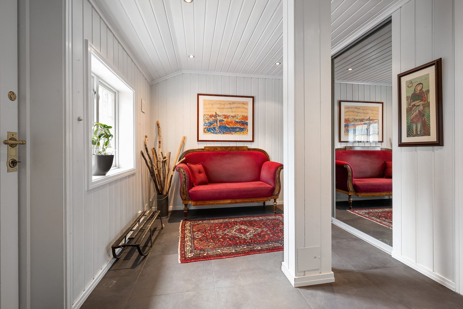 Flislagt entré/hall som gir et godt førsteinnrykk av boligen. Galleribilde