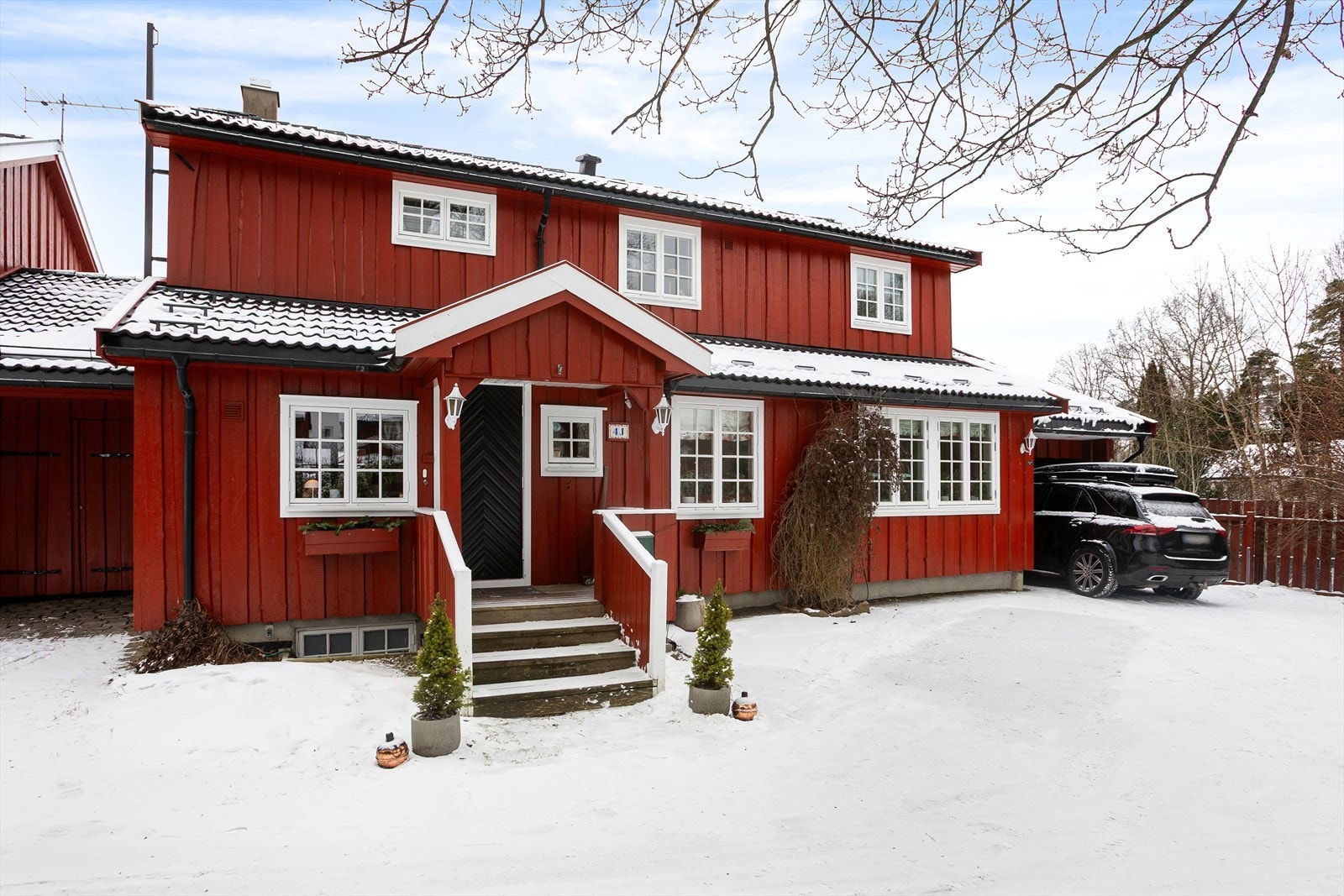 Pent opparbeidet inngangsparti med overbygg. Galleribilde