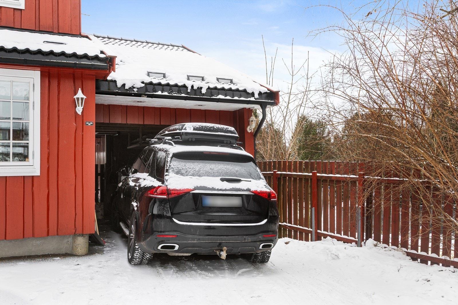 Carport i tilknytning til boligen inngangsparti. I tillegg har du en biloppstillingsplass foran huset. Galleribilde