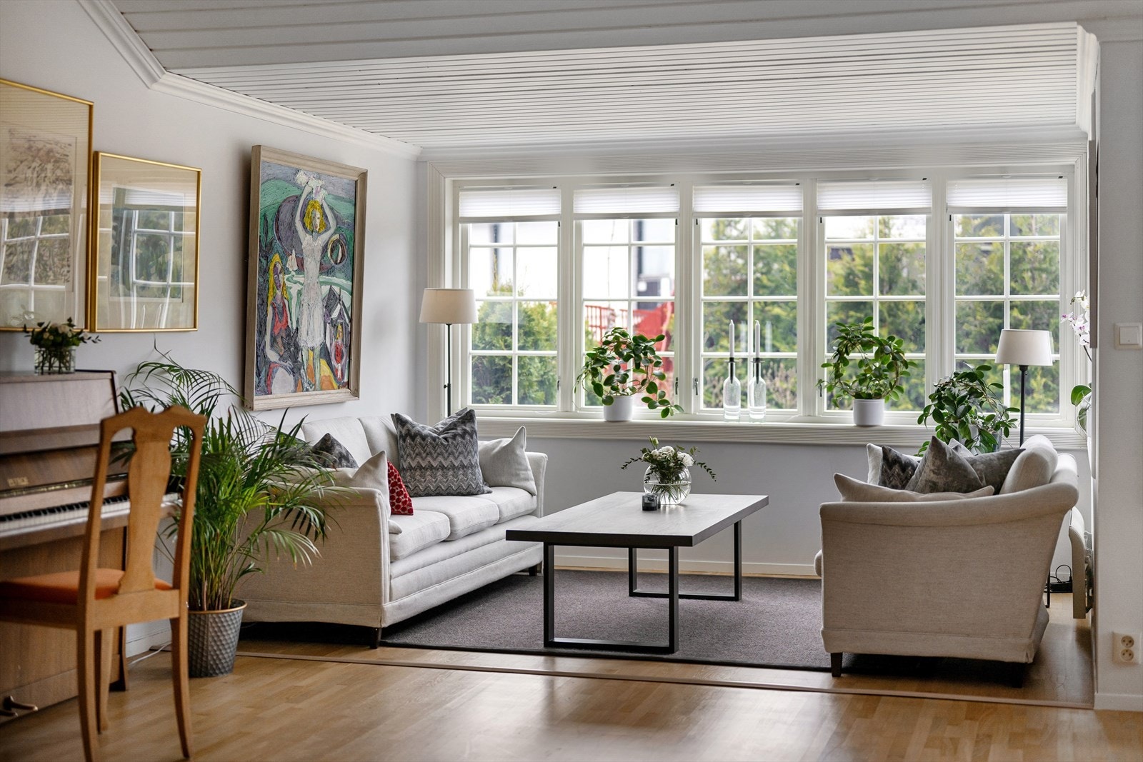 Store rom og vindusflater som gir vakkert lysinnslipp hele dagen. Galleribilde