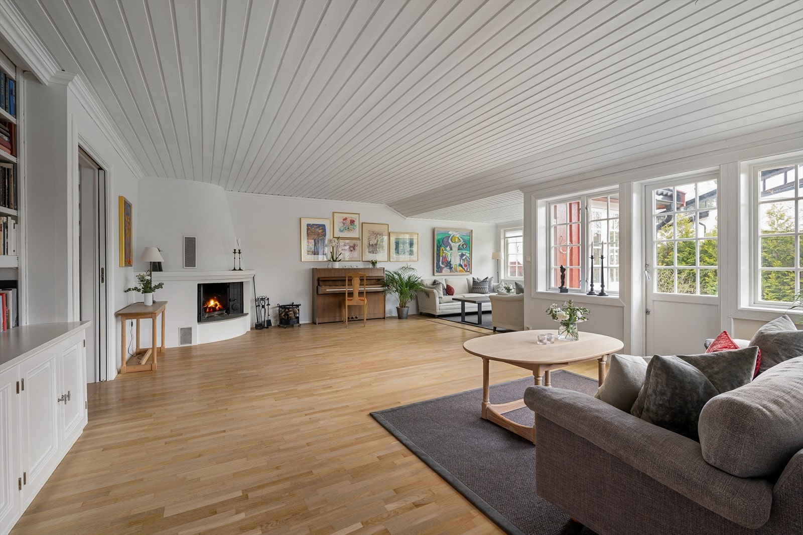 Lys og romslig stue med med mange møbleringsmuligheter. Galleribilde