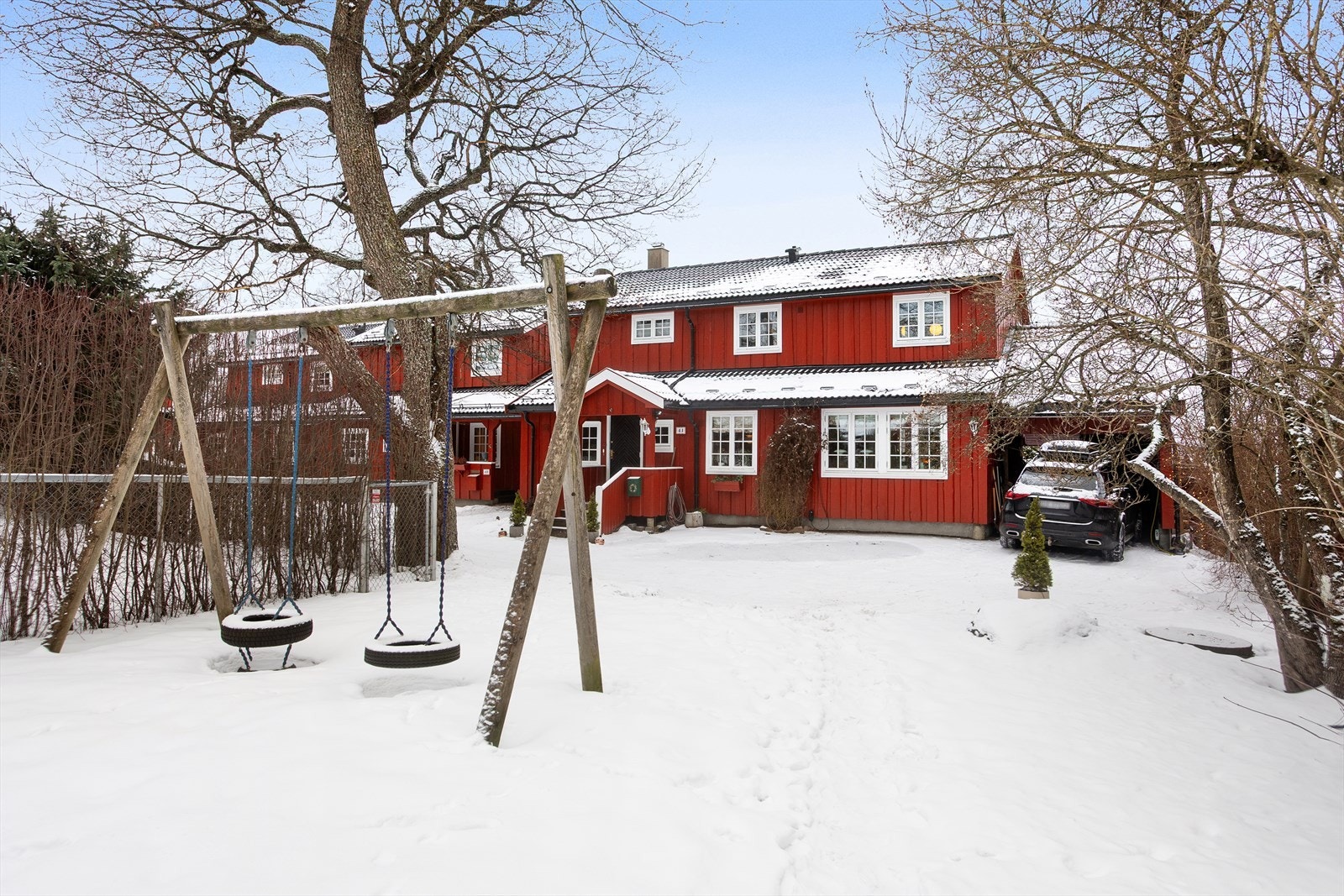 Fellesområdet ligger rett bak boligen, så hit har du utsyn fra kjøkken og hverdagsstuen så du kan slippe barna ut alene. Galleribilde