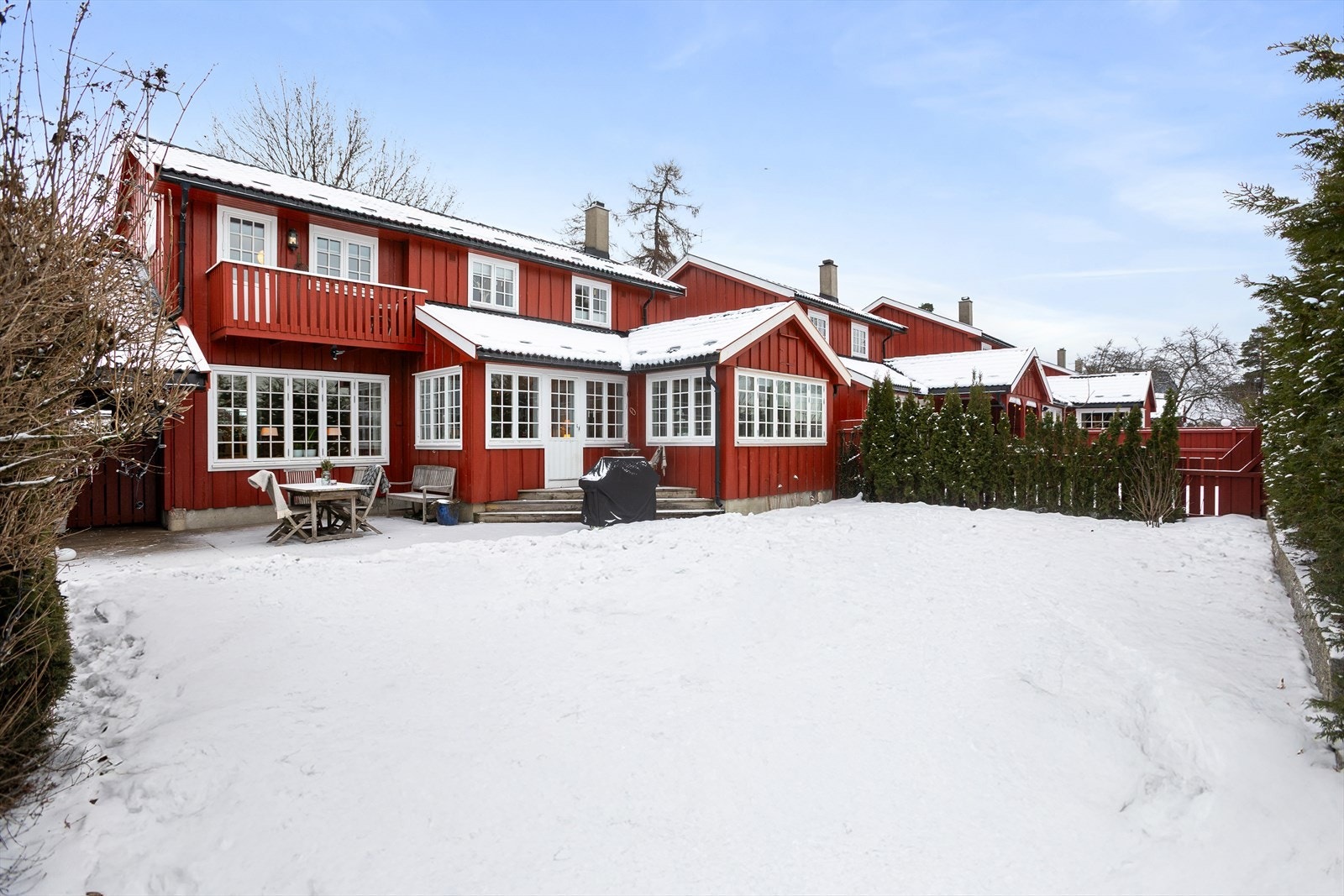 Boligen har en stor og solrik hage med masse boltreplass for liten og stor. Galleribilde