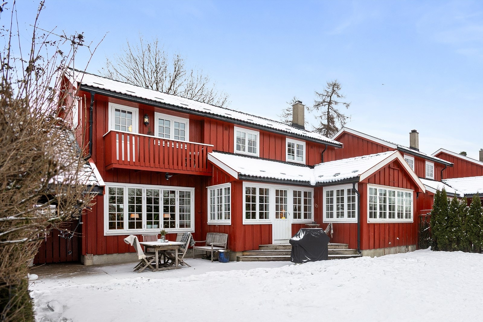 Den store hagen ligger skjermet uten sjenerende innsyn. Det er markterrasse på 30 kvm. Galleribilde