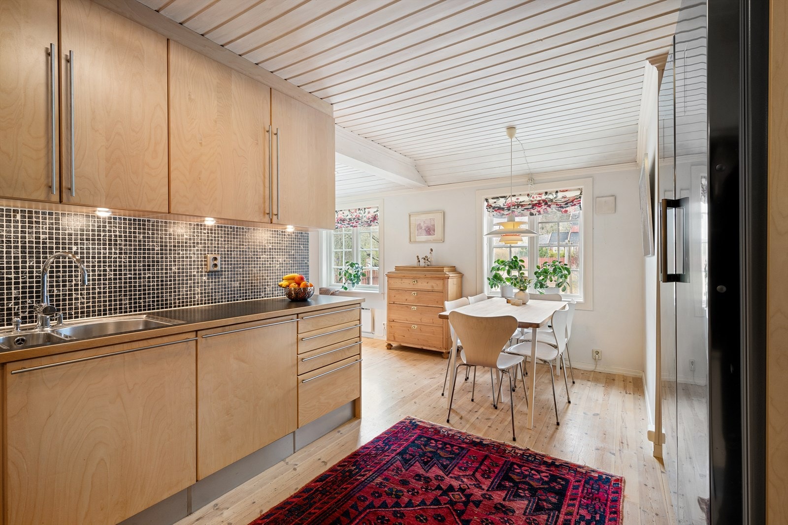 Nisje med kjøleskap og fryseskap med stålfront. Galleribilde