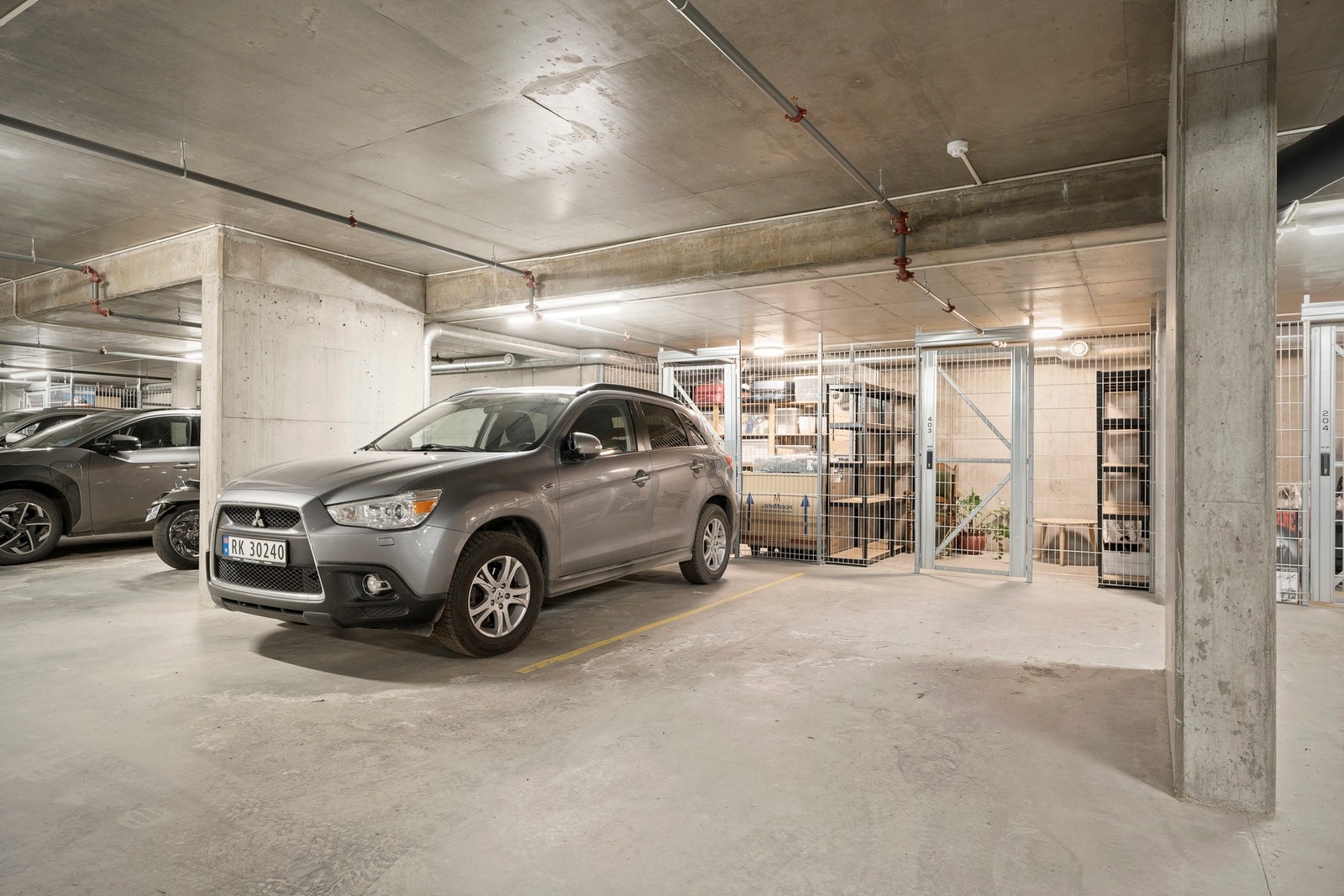 Medfølgende garasjeplass og kjellerbod på 5 kvm. Heis fra garasjen og opp til leilighets etasje. Galleribilde