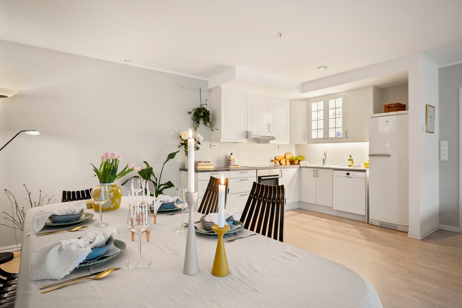 Åpen og romslig stue- og kjøkkenløsning med store vindusflater som gir godt med naturlig lys. Galleribilde