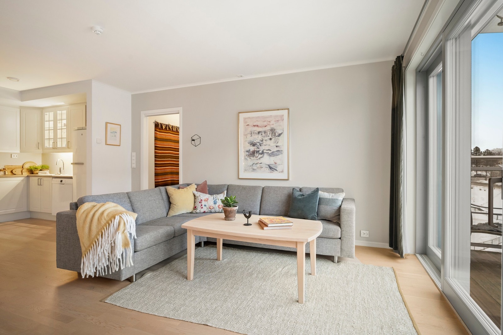 Behagelig vannbåren gulvvarme i stue- og kjøkkendelen. Galleribilde