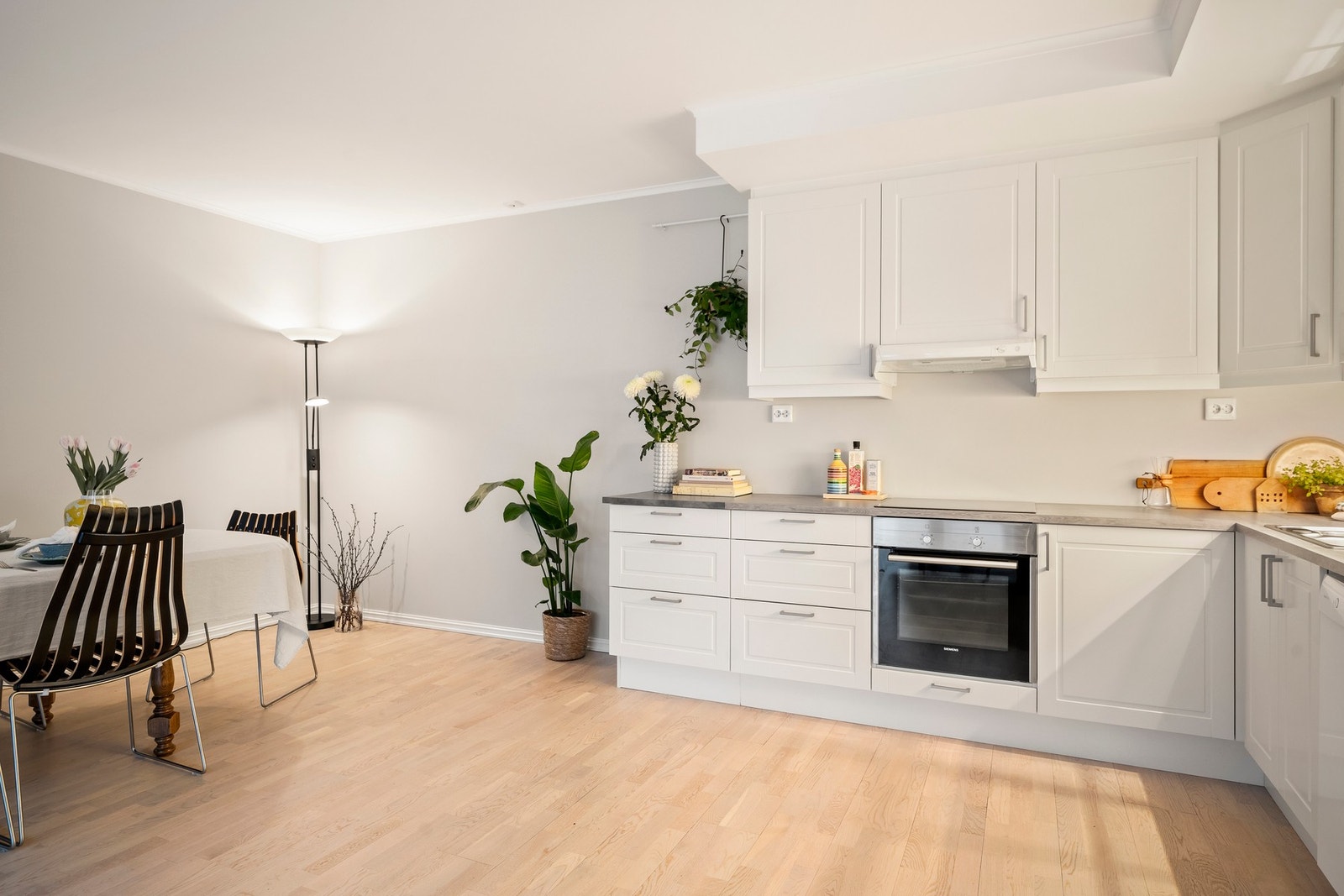 Integrerte hvitevarer som består av: stekeovn, nedfelt platetopp, oppvaskmaskin og nisje for frittstående kjøl og frys. Galleribilde