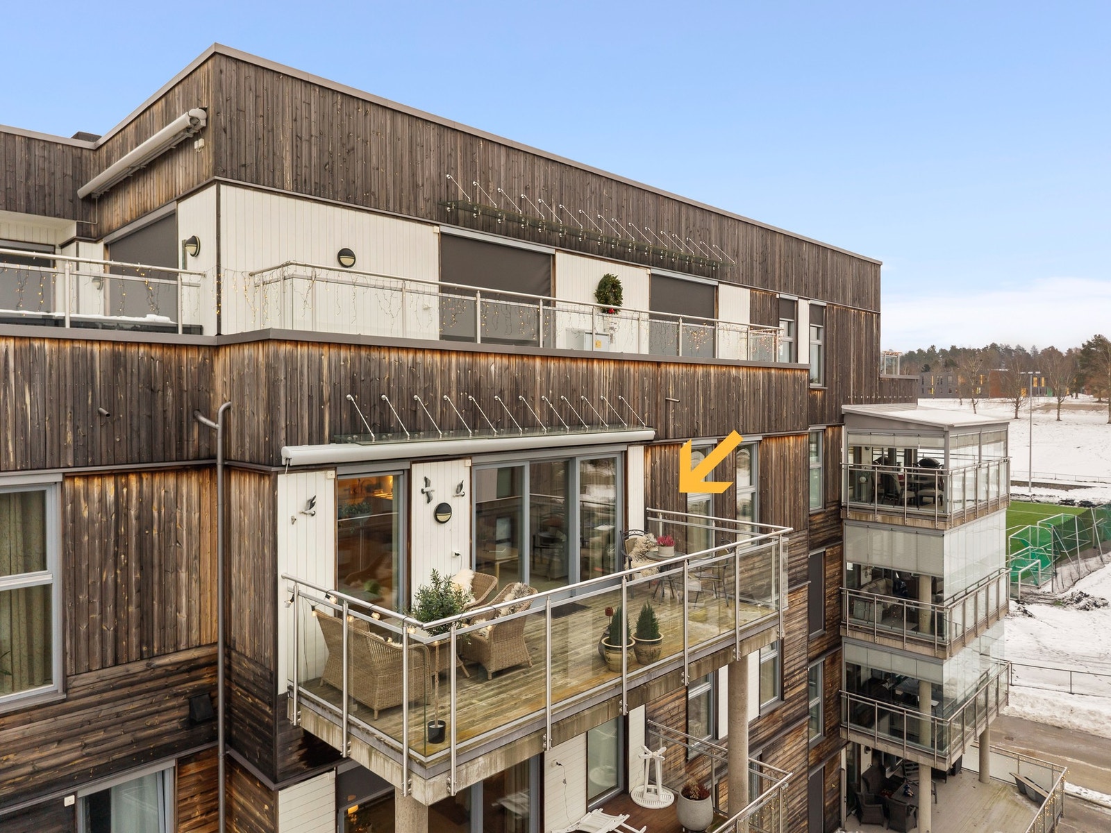 Meget pen og velholdt 3-roms selveier med attraktiv beliggenhet i byggets nest øverste etasje. Galleribilde