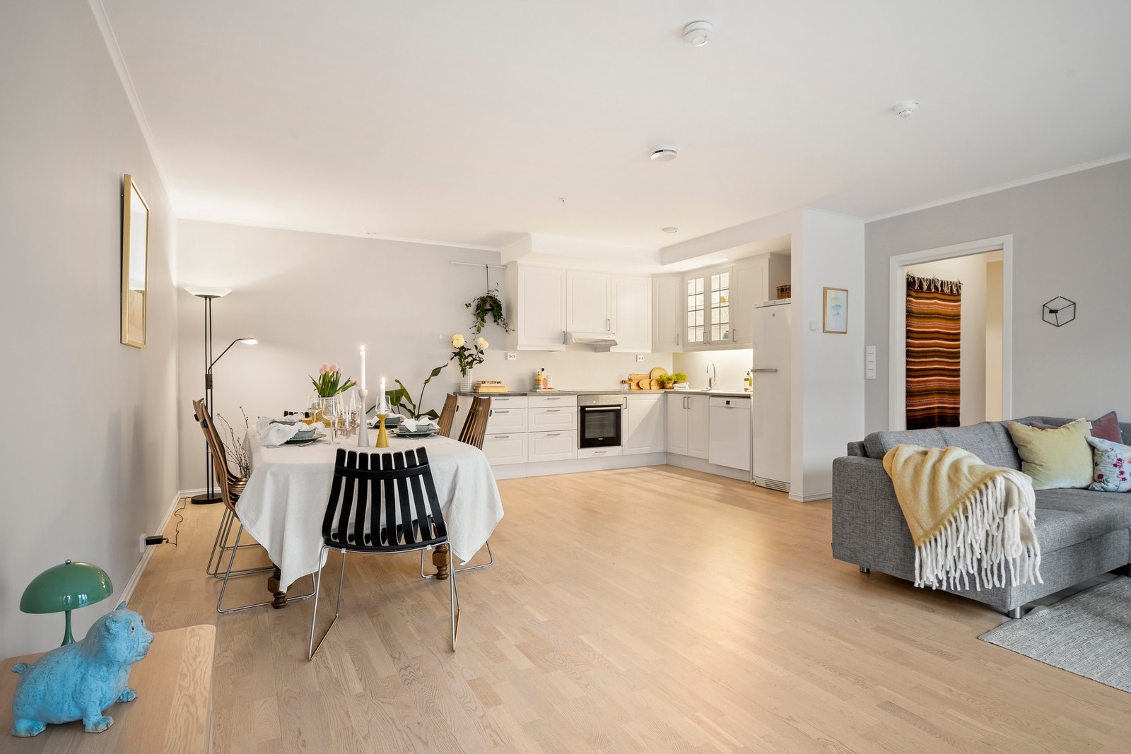 Praktisk og sosial åpen løsning mot kjøkkenet. Galleribilde