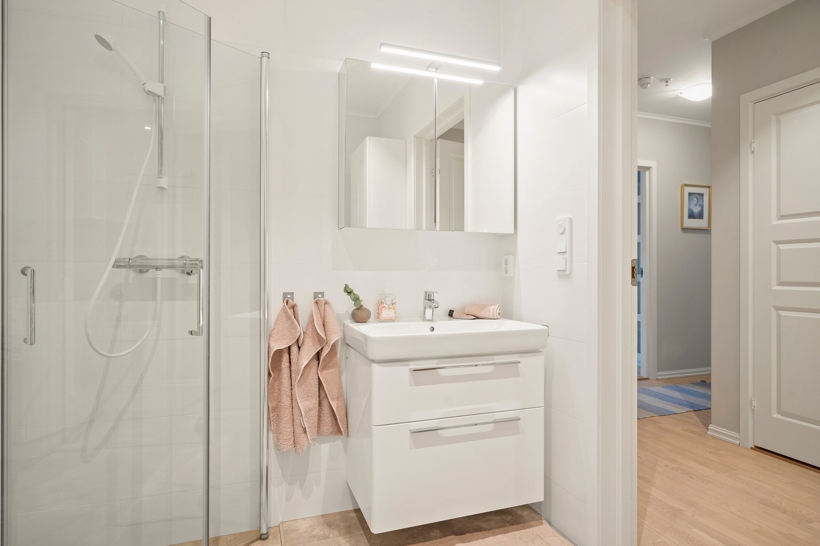 Pent og moderne bad med varmekabler i gulv. Galleribilde