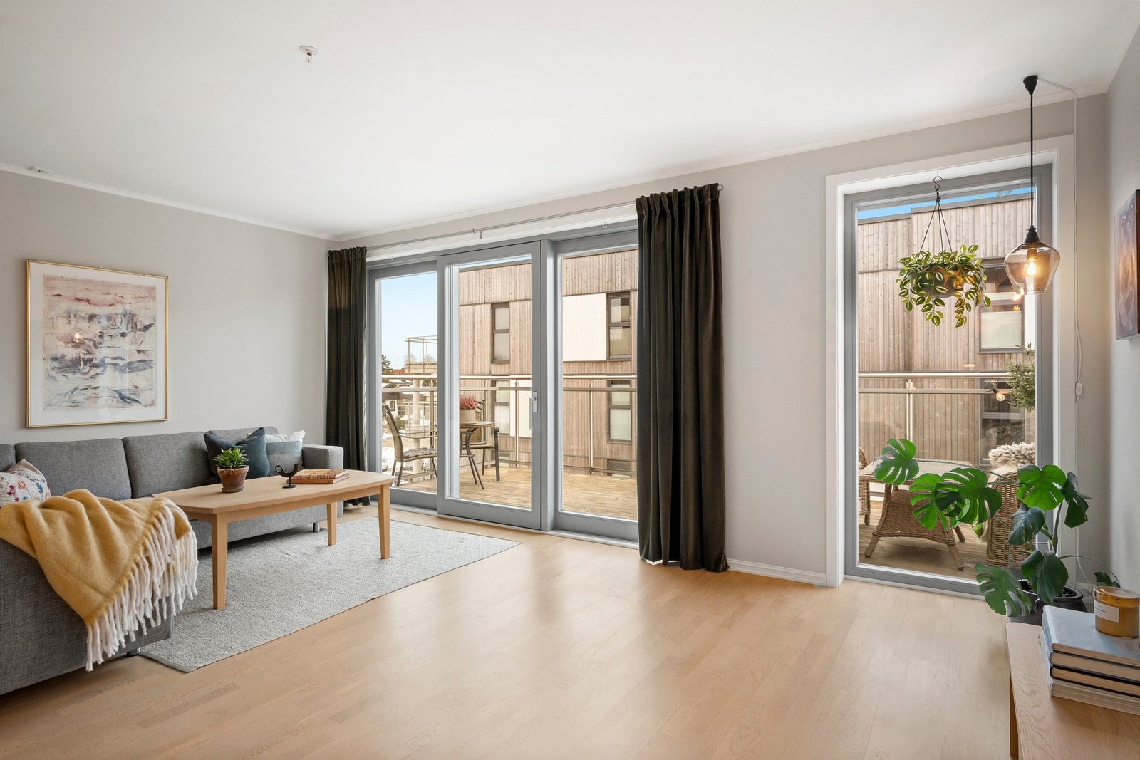 Romslig stue med god plass til stue og egen spisestuedel. Galleribilde