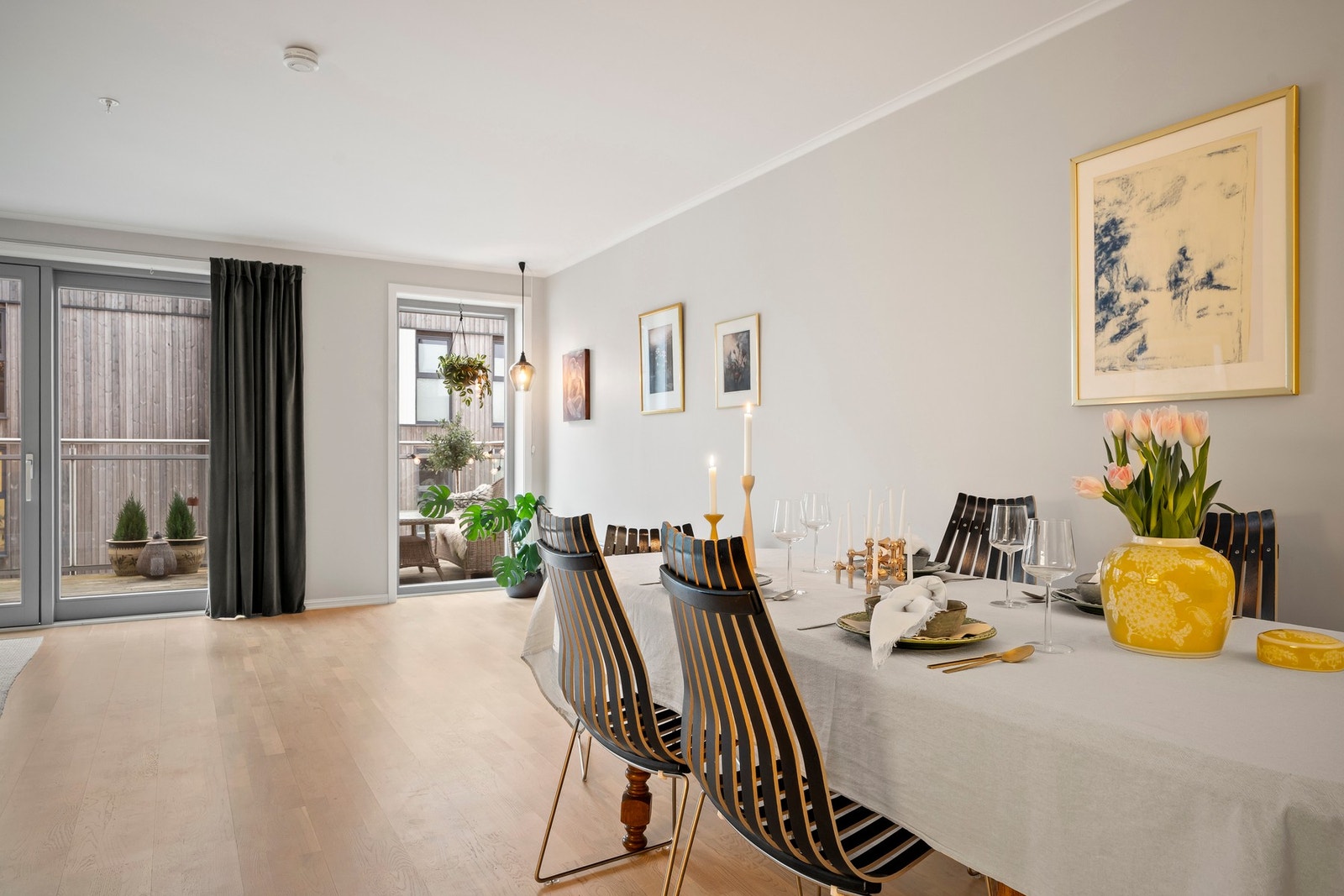 Stuen har god plass til egen stuedel samt en egen spisestuedel. Galleribilde