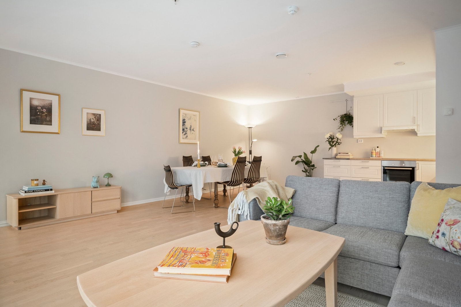 Flott hvitlakkert eikeparkett på gulv. Galleribilde