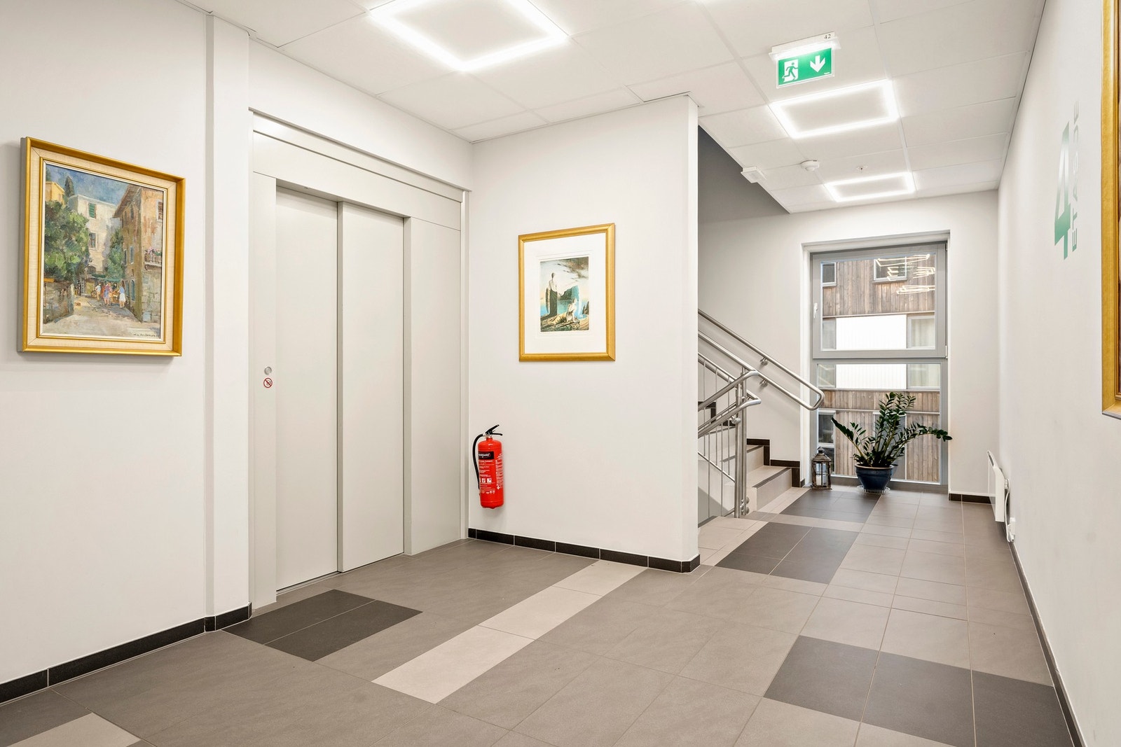 Moderne bygg fra 2018 med heis mellom etasjene. Galleribilde