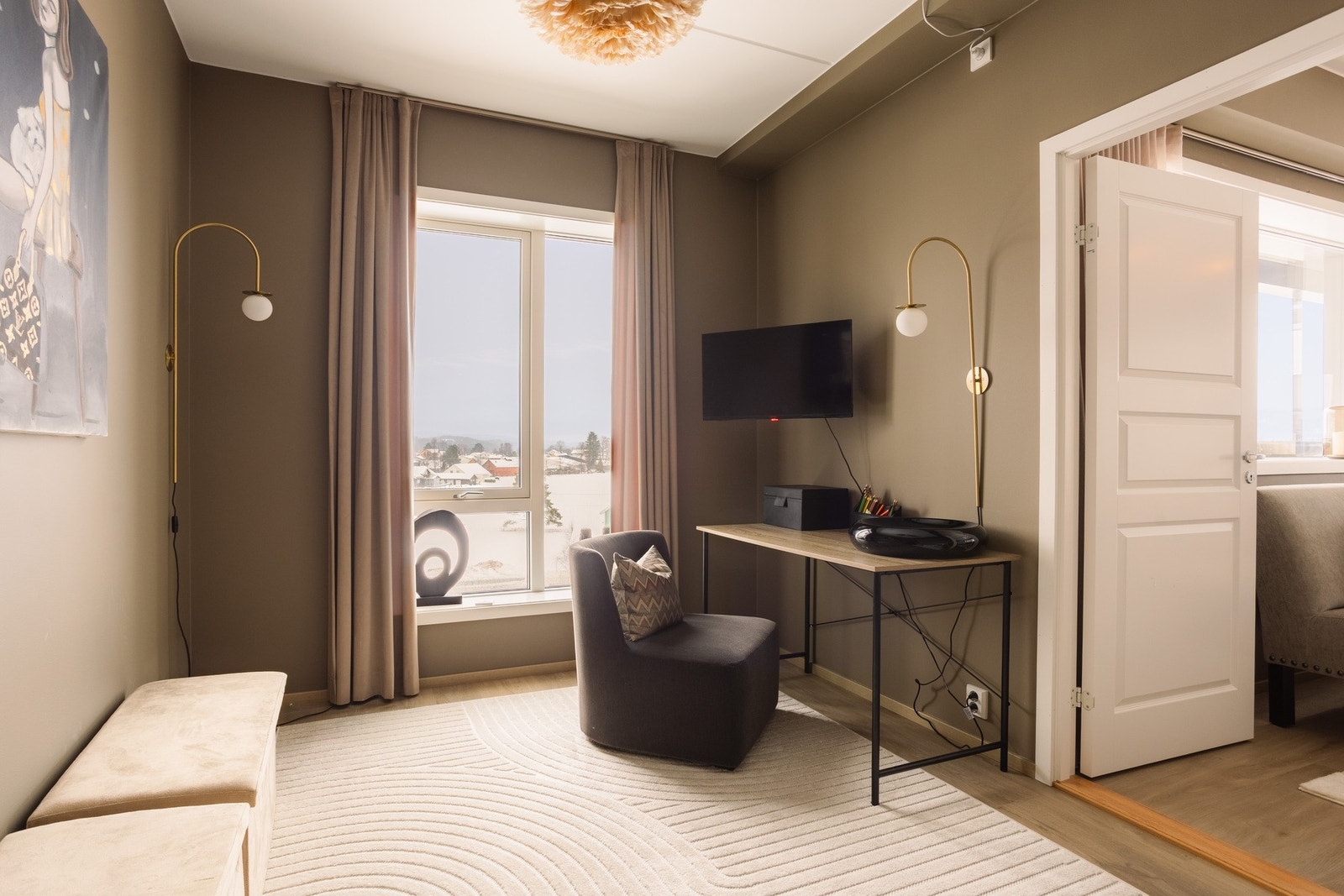 Her er det god plass til seng, nattbord og garderobeløsning, og rommene oppleves både praktiske og innbydende. Galleribilde