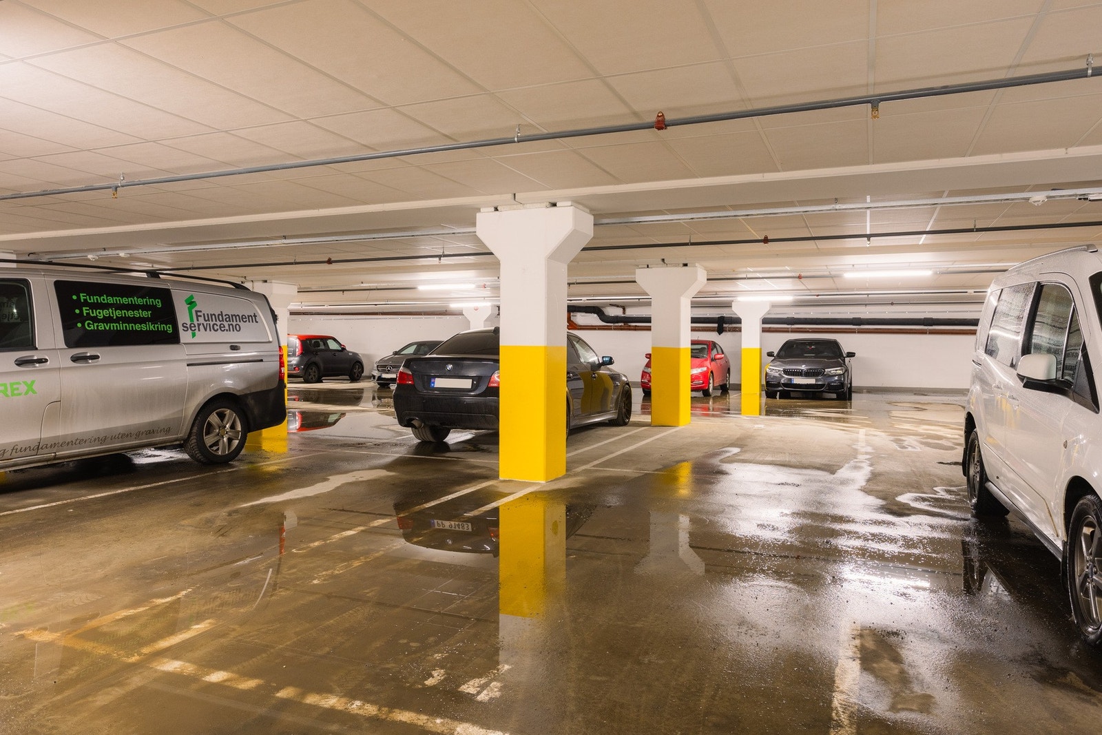 Leiligheten har parkering i felles garasjeanlegg og det er heis opp til leilighetsplan. Galleribilde