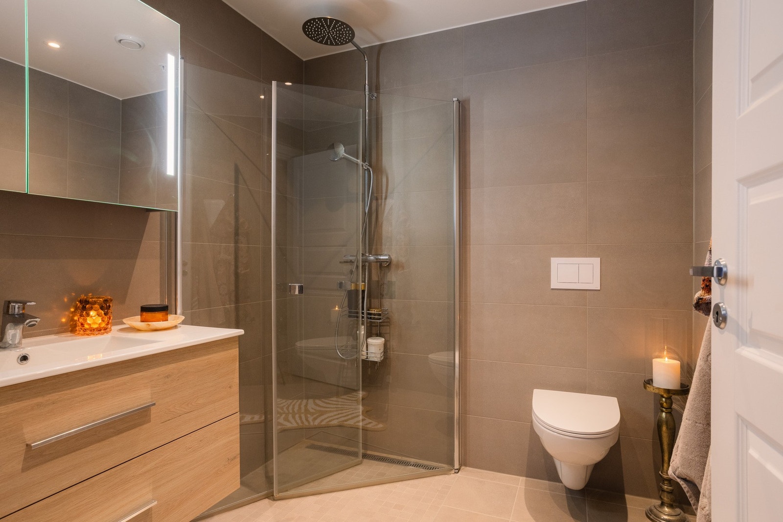 Boligen byr på to delikate og gjennomførte baderom, begge utført med eksklusive tilvalg og et helhetlig, tidløst uttrykk. Galleribilde