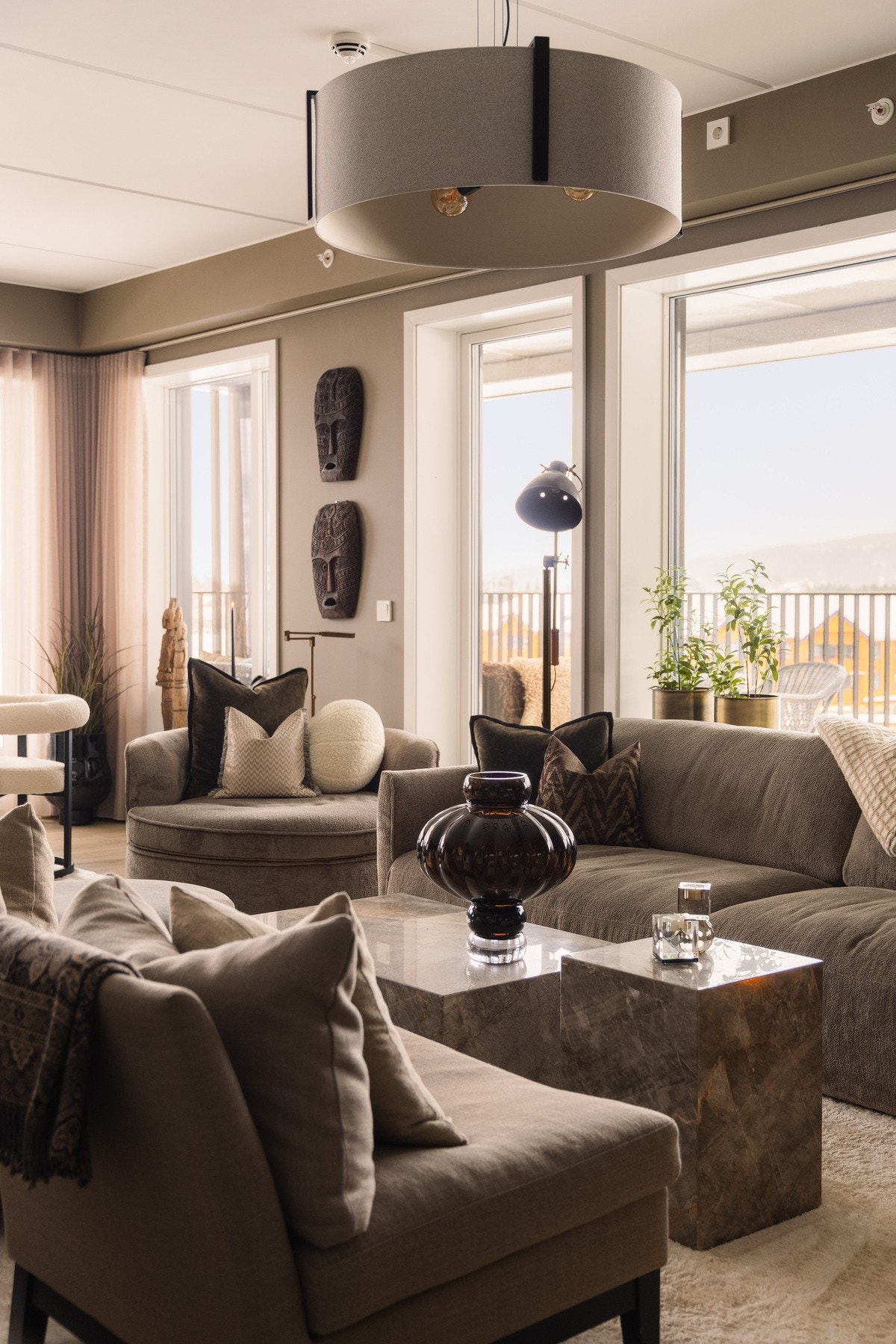 Materialvalg og fargepalett er nøye gjennomtenkt og holdt i tidsriktige, elegante toner som gir rommet et helhetlig og stilrent uttrykk. Galleribilde