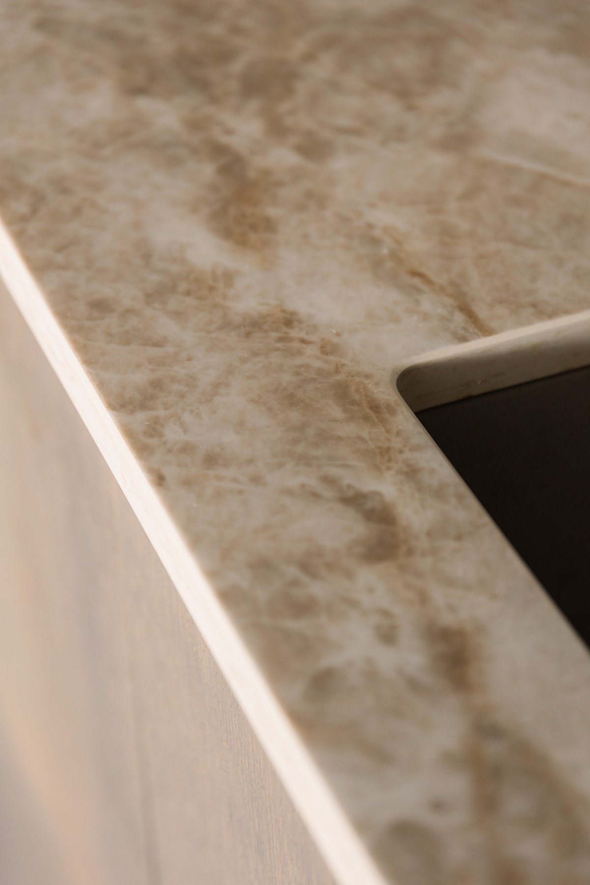 Den helhetlige benkeplaten med nedfelt platetopp understreker det stramme og gjennomførte designet, og gir både et stilrent og praktisk arbeidsområde. Galleribilde