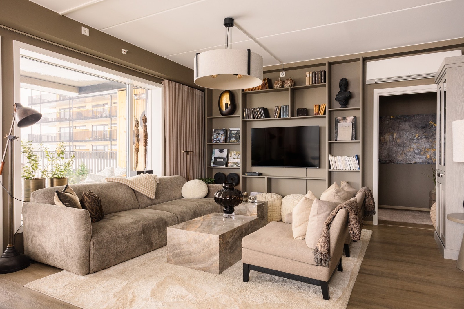 Stuen byr på gode møbleringsmuligheter og kan enkelt innredes med både romslig sofagruppe, spiseplass og eventuelt en lun lesekrok. Galleribilde