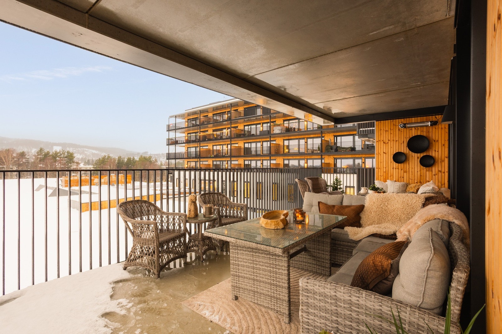 Fra stuen er det direkte utgang til en romslig terrasse på ca. 38,5 m² som oppleves som en herlig forlengelse av oppholdsrommet i sommerhalvåret. Galleribilde