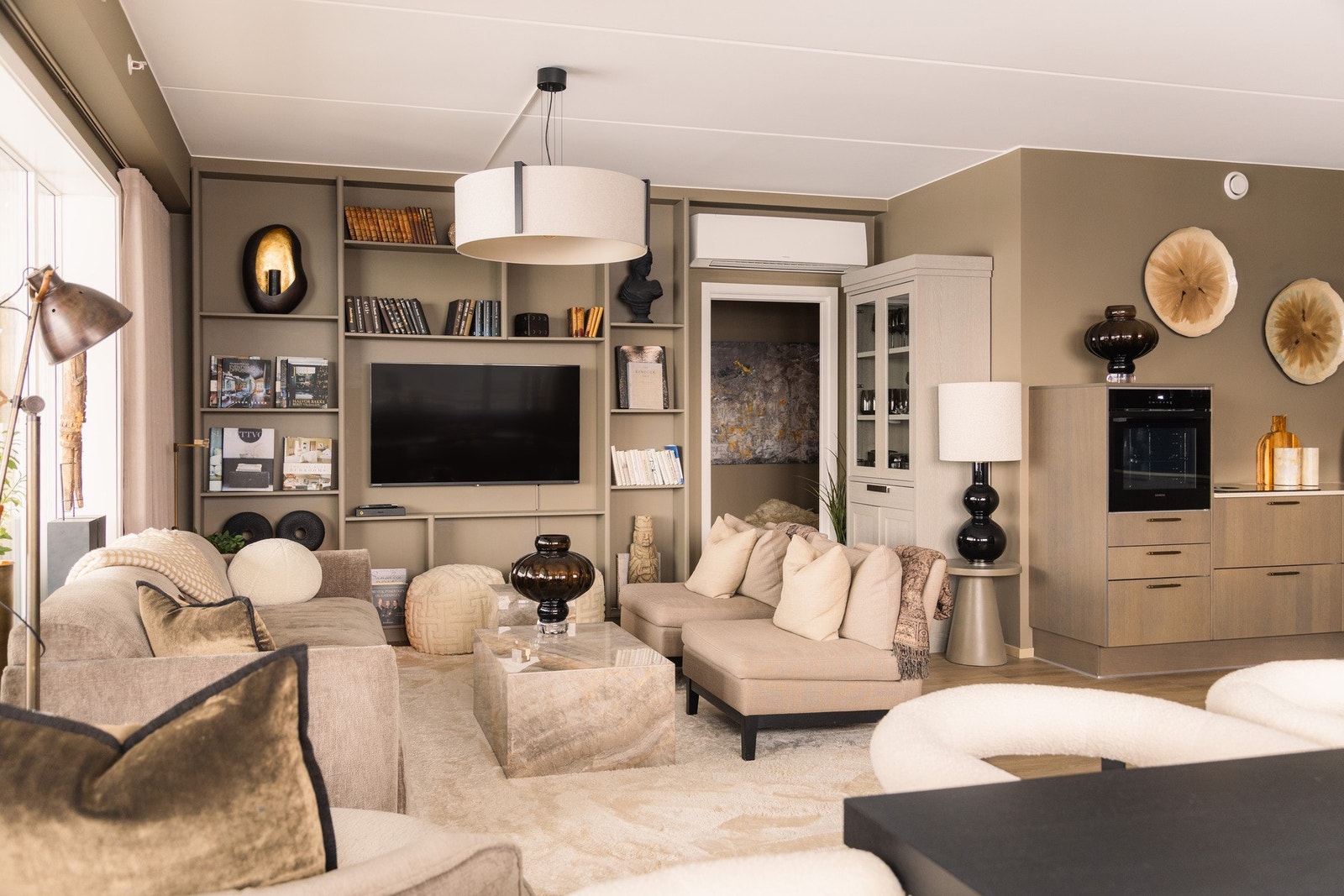 Innvendige dører er av typen Swedoor STYLE 03 Compakt, et av flere gjennomførte og stilfulle tilvalg som understreker boligens moderne og kvalitetsbevisste preg. Galleribilde