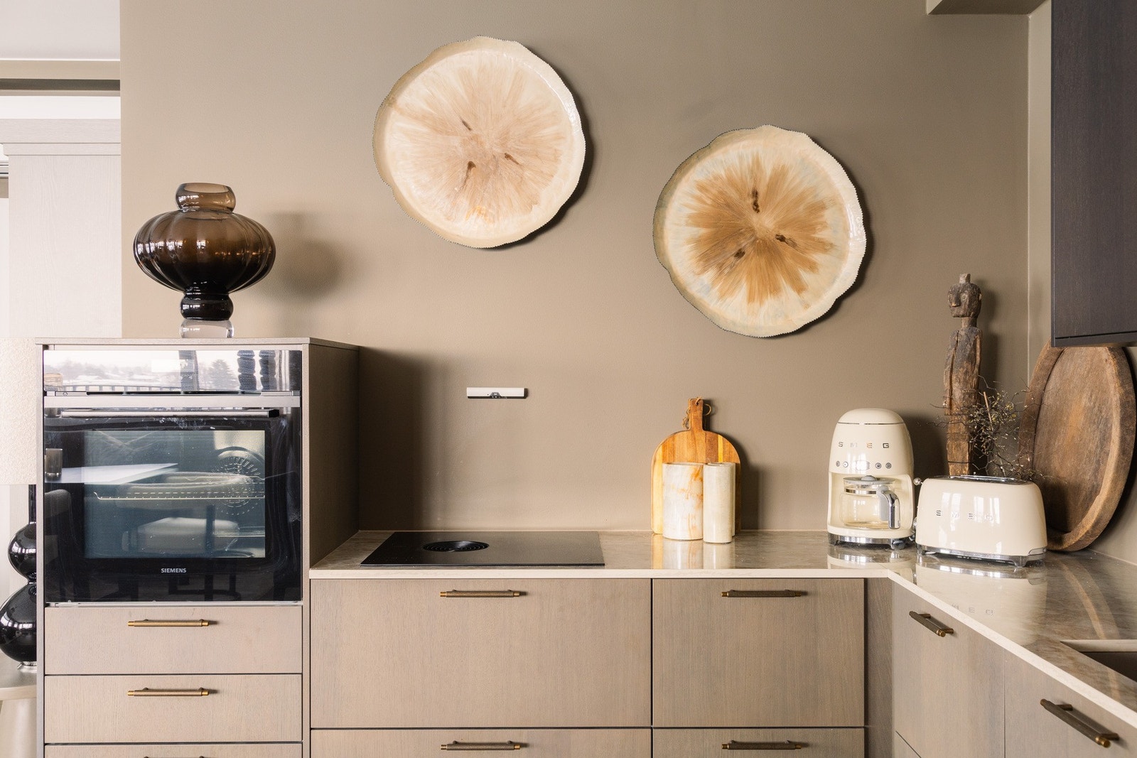 Kjøkkenet leveres komplett med integrerte hvitevarer bestående av stekeovn, platetopp, oppvaskmaskin samt kombinert kjøle- og fryseskap. Galleribilde