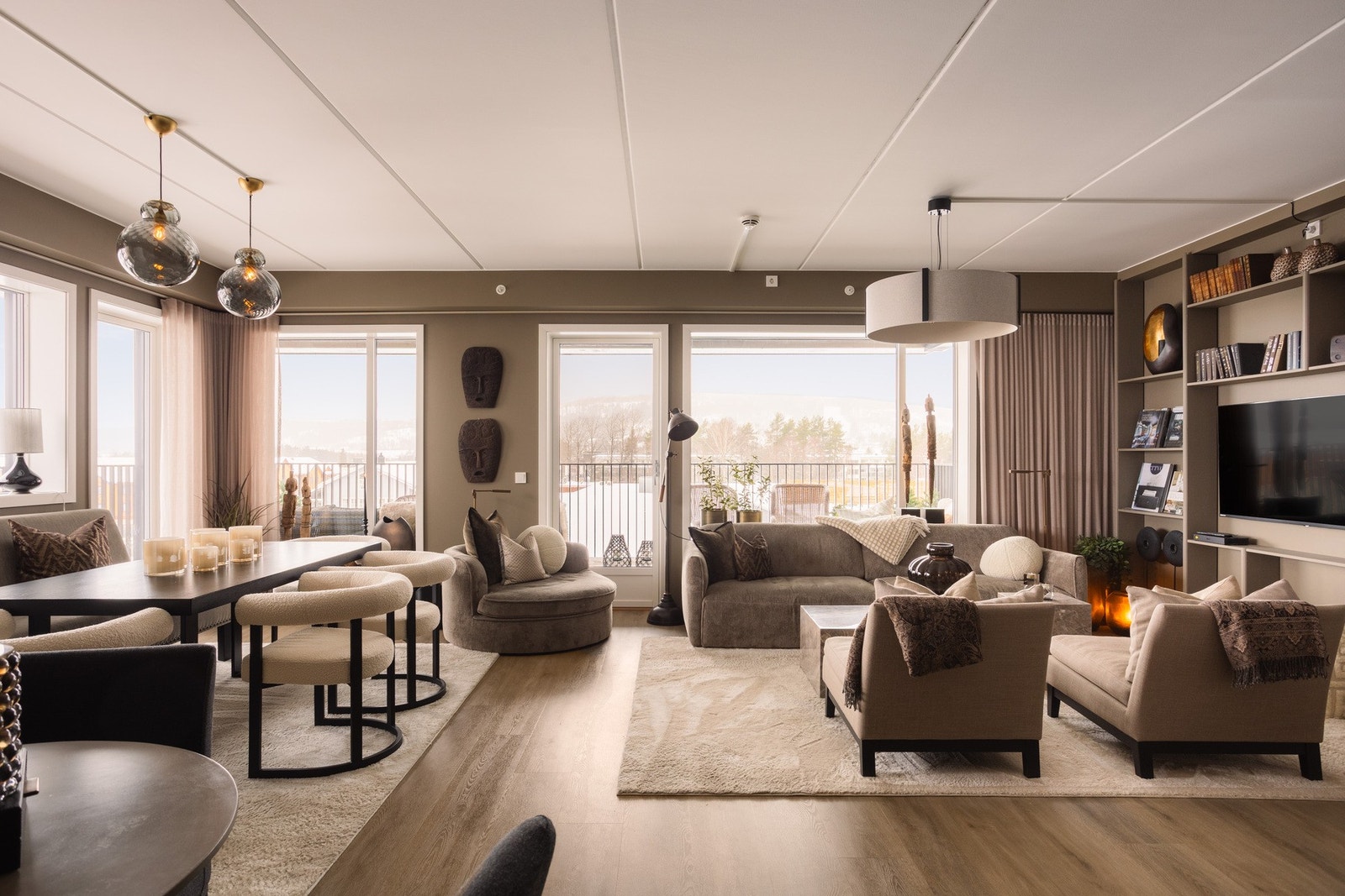 Stuen fremstår som et eksklusivt og svært behagelig oppholdsrom, preget av store vindusflater som slipper inn rikelig med naturlig lys og gir en luftig og åpen romfølelse. Galleribilde