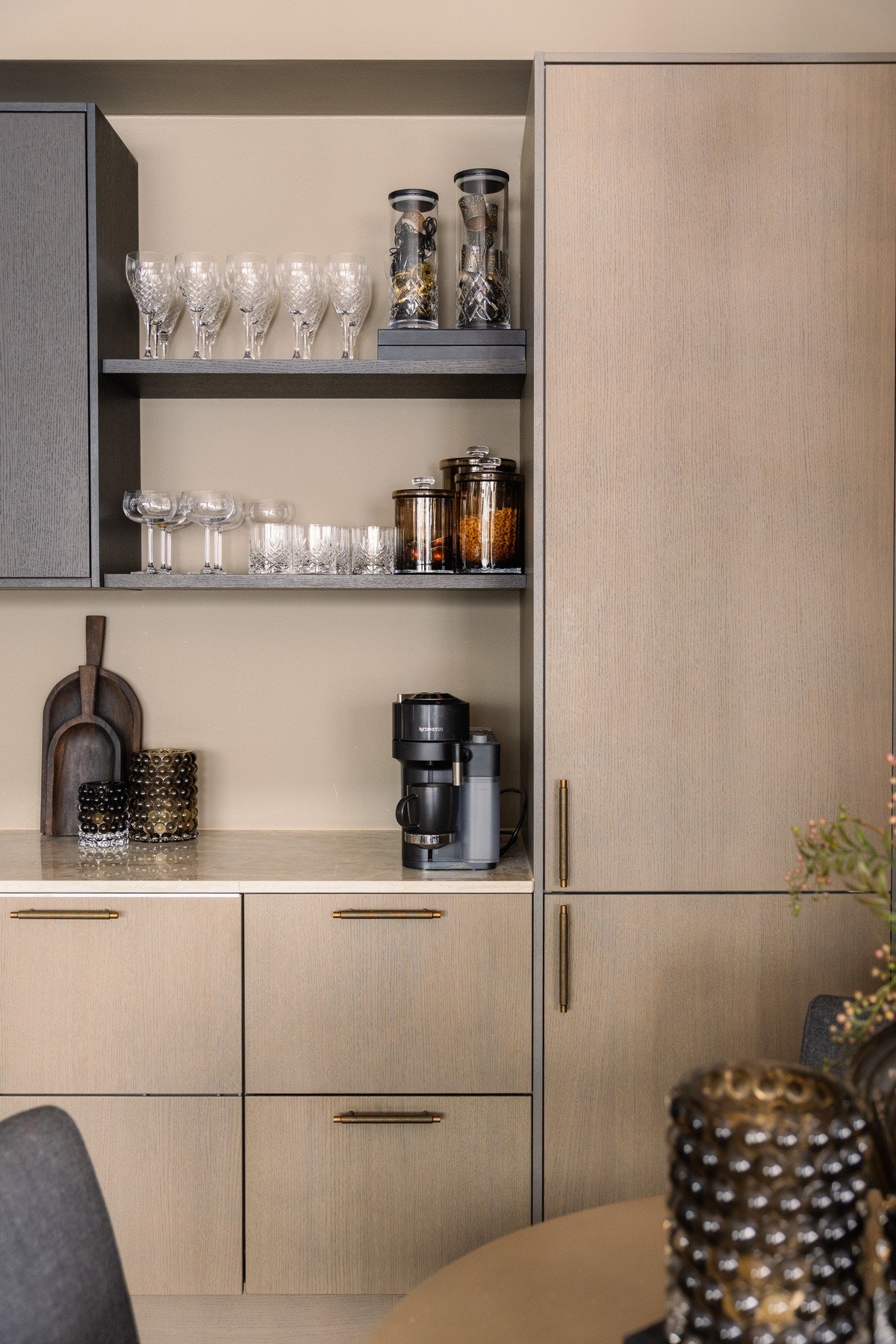 Kjøkkenet er utført i en delikat beige tone med slette, moderne fronter som gir et rolig og elegant uttrykk. Galleribilde