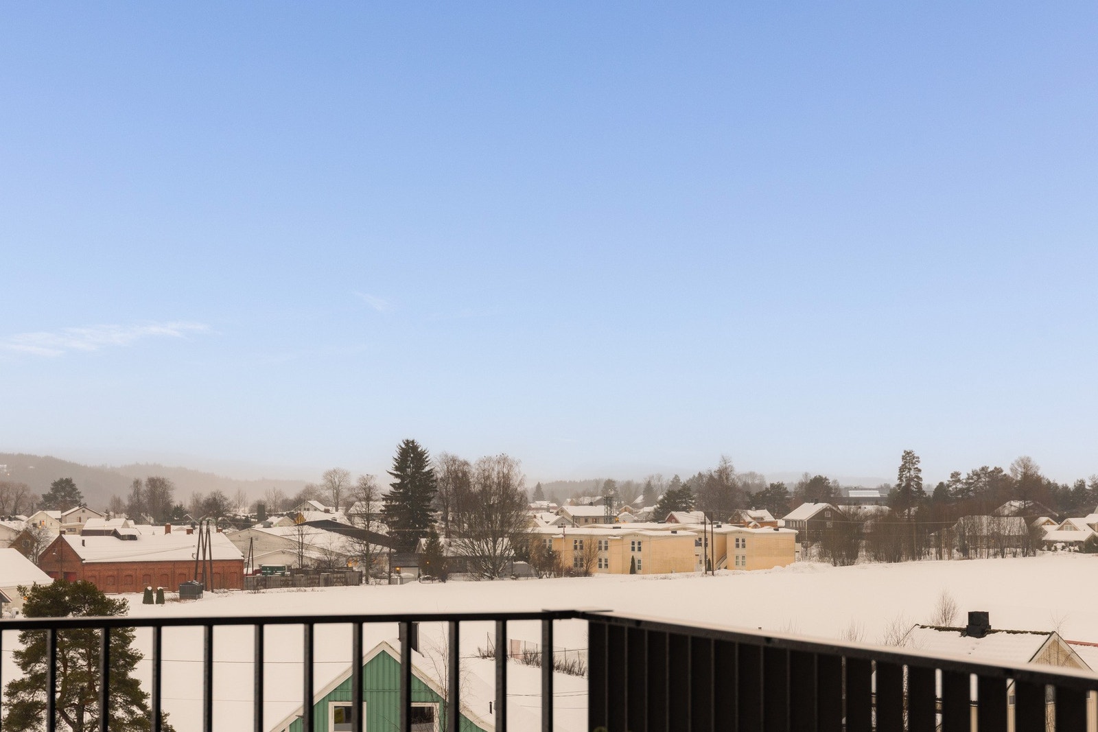 Fra balkongen er det et trivelig og luftig utsyn over nærområdet, som gir en fin ramme rundt utemiljøet. Galleribilde