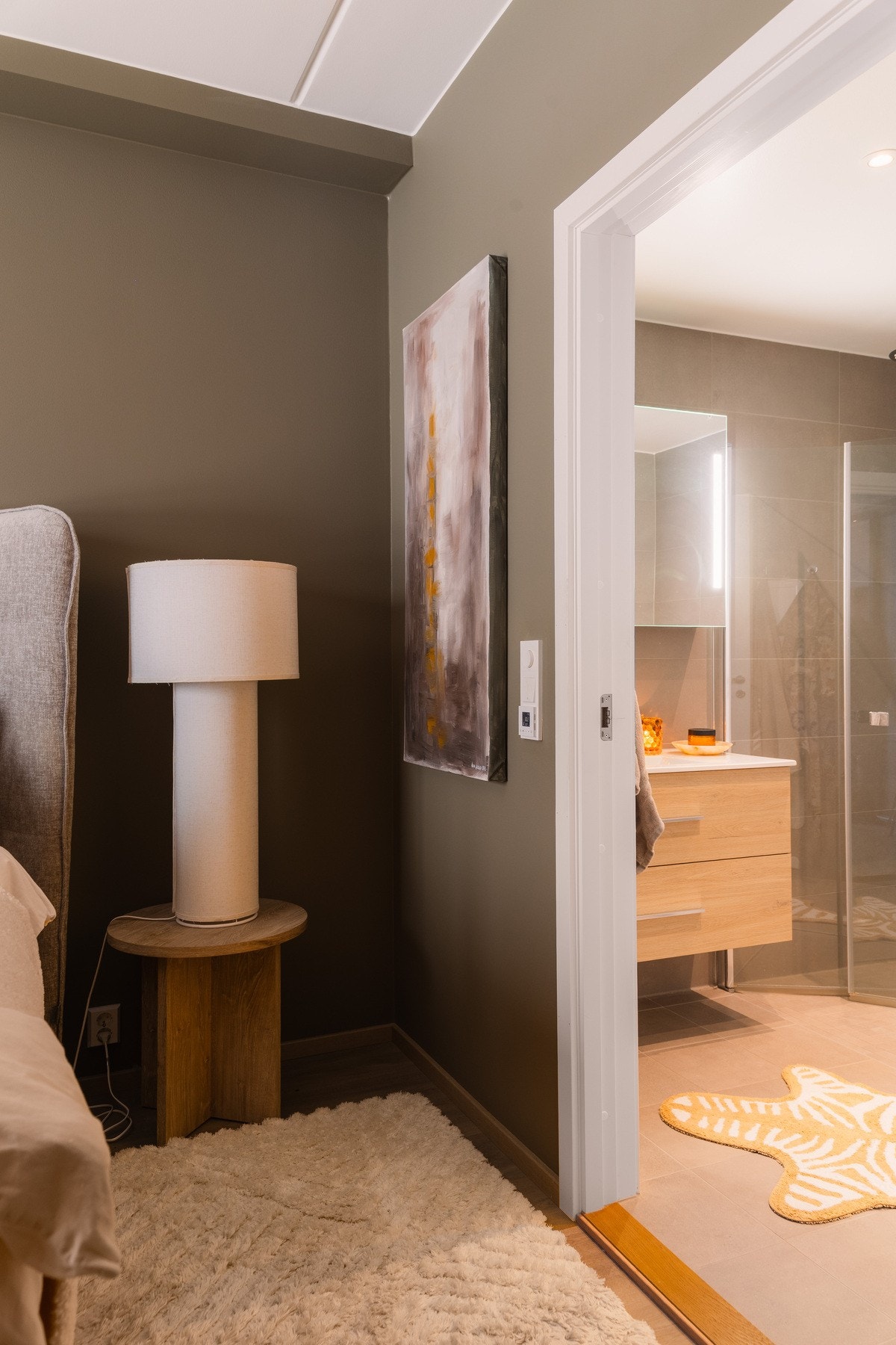 Hovedsoverommet fremstår som en privat og komfortabel sone, med direkte tilknytning til eget baderom som gir en ettertraktet master suite -følelse i hverdagen. Galleribilde