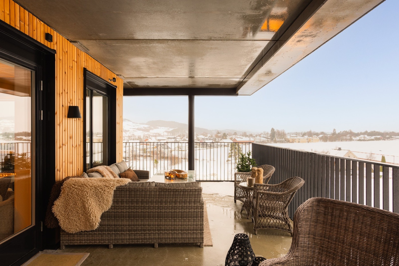 Boligen er oppført i 2024 og har fortsatt ca. 3 år igjen av garantitiden, noe som gir en ekstra trygghet. Galleribilde