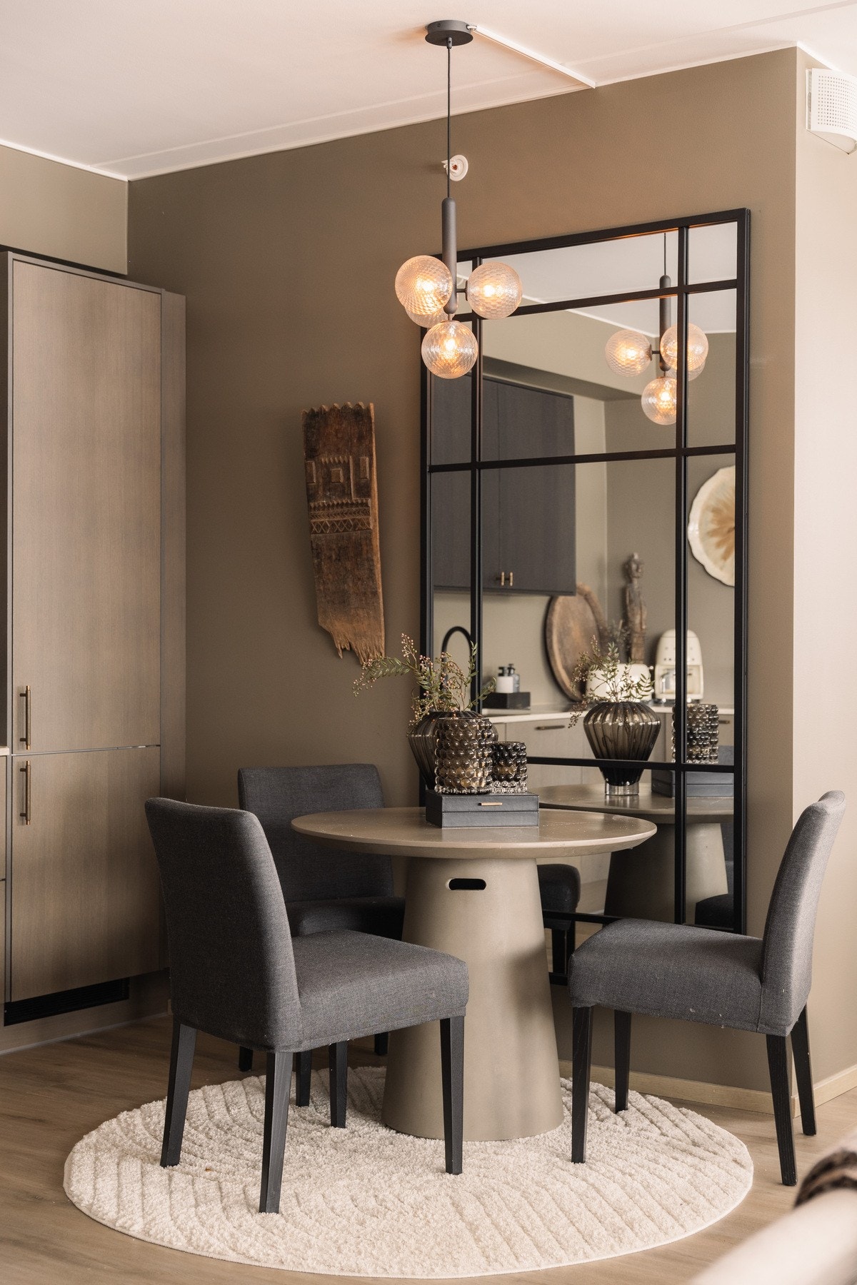 Her får du et kjøkken som kombinerer funksjonalitet og estetikk på en svært vellykket måte, og som naturlig blir et samlingspunkt i boligen, enten det er til hverdagsmiddager eller sosiale sammenkomster. Galleribilde