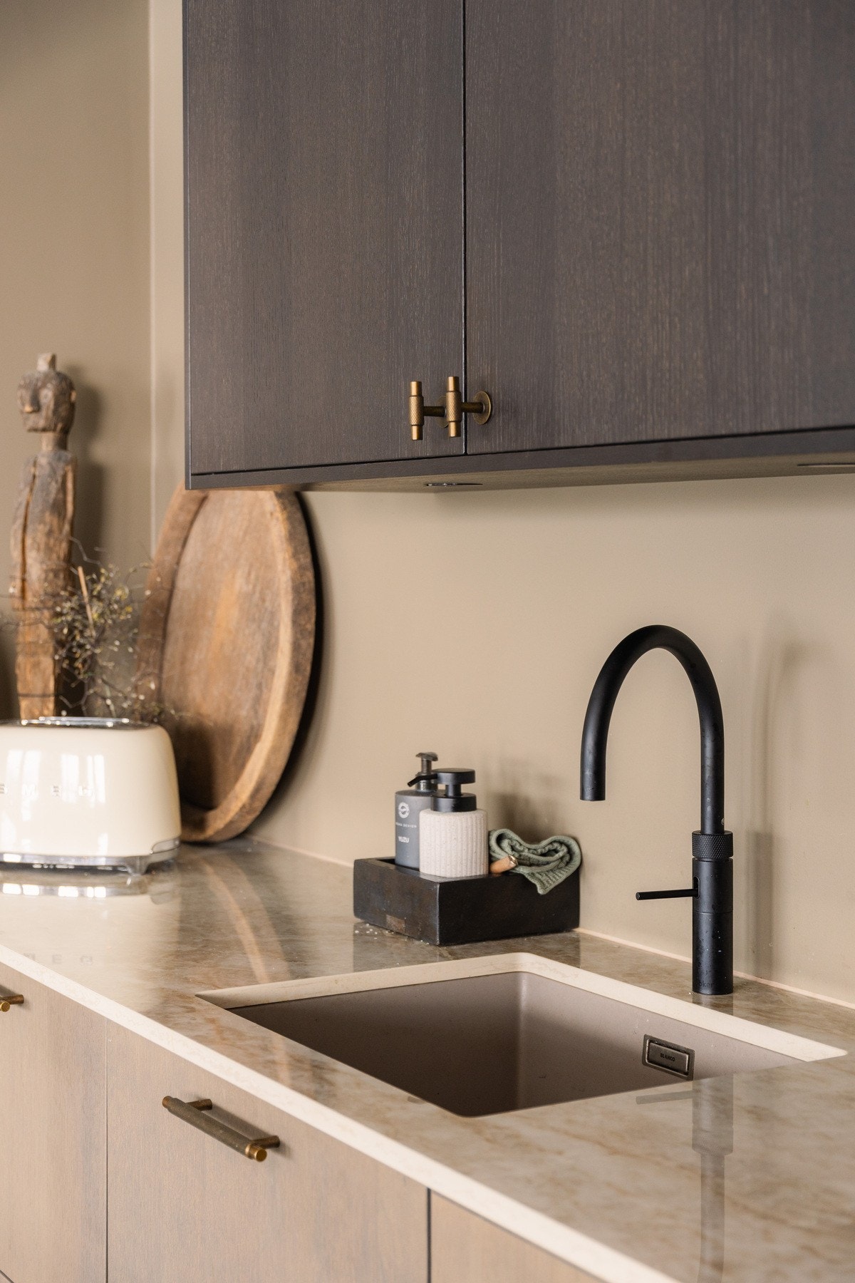 Som et ekstra kvalitetsløft er det montert kjøkkenkran Fusion i sort utførelse, perfekt for en effektiv og komfortabel hverdag. Galleribilde