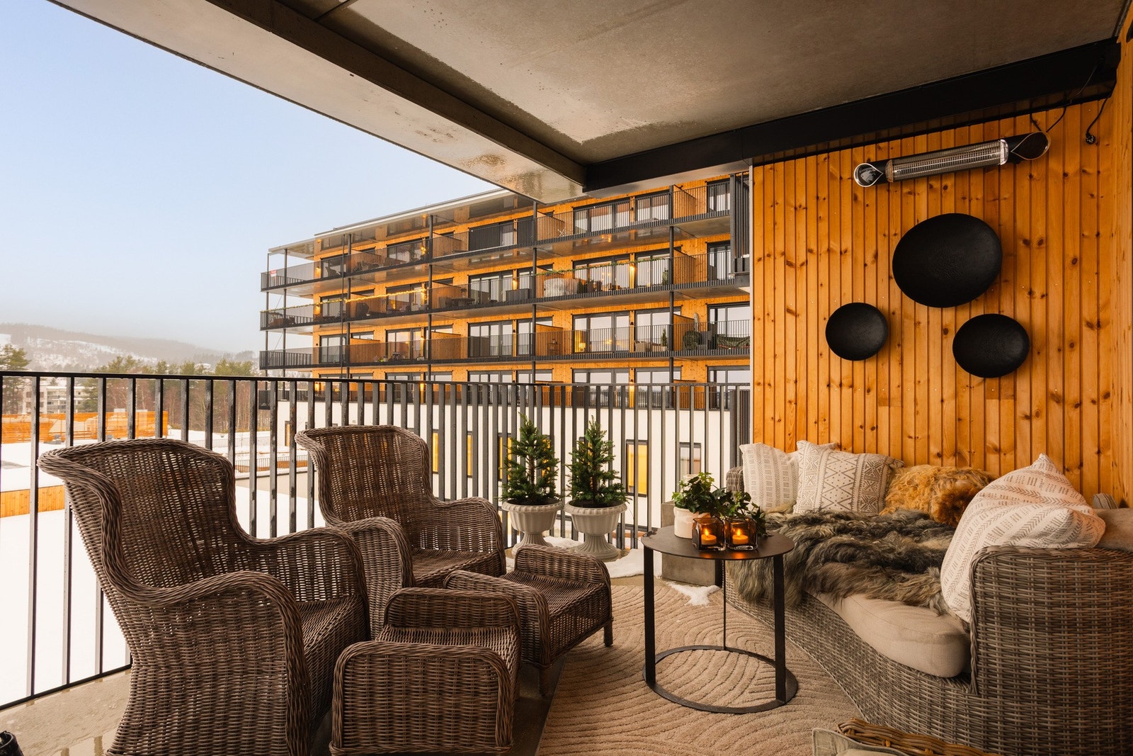 Terrassen er utstyrt med utelysarmaturer og terrassevarmer med fjernkontroll, noe som gir gode rammer for bruk store deler av året. Galleribilde