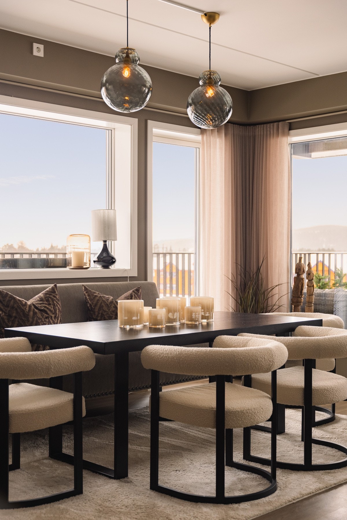 De brede vinduene understreker den moderne arkitekturen og skaper en fin og naturlig sammenheng mellom inne og ute. Galleribilde