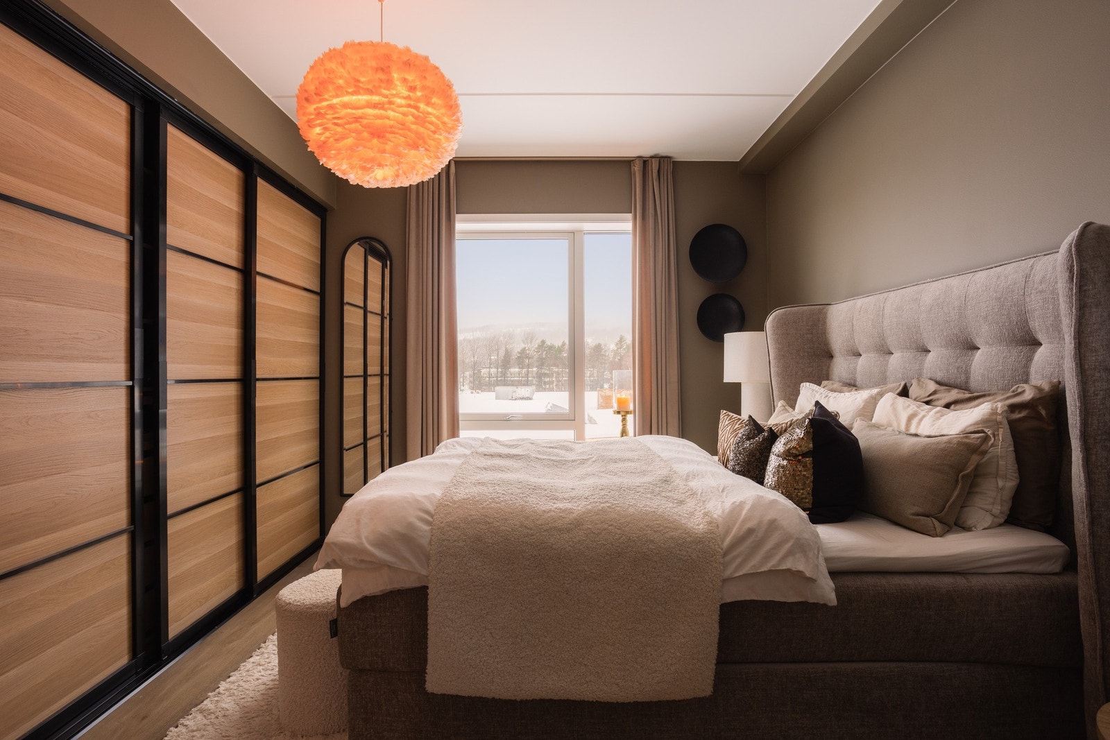 Store vindusflater slipper inn rikelig med naturlig lys og bidrar til en rolig og behagelig atmosfære, perfekt for hvile og restitusjon. Galleribilde