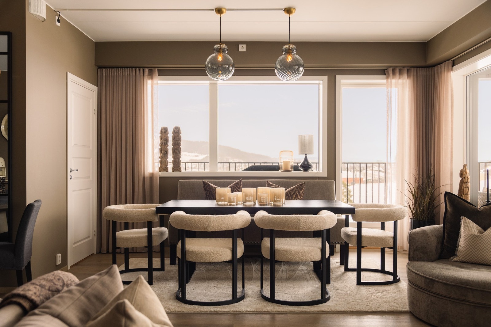 Planløsningen er åpen og sosial med en sømløs overgang til kjøkkenet, perfekt både for rolige hverdager og hyggelige sammenkomster med familie og venner. Galleribilde