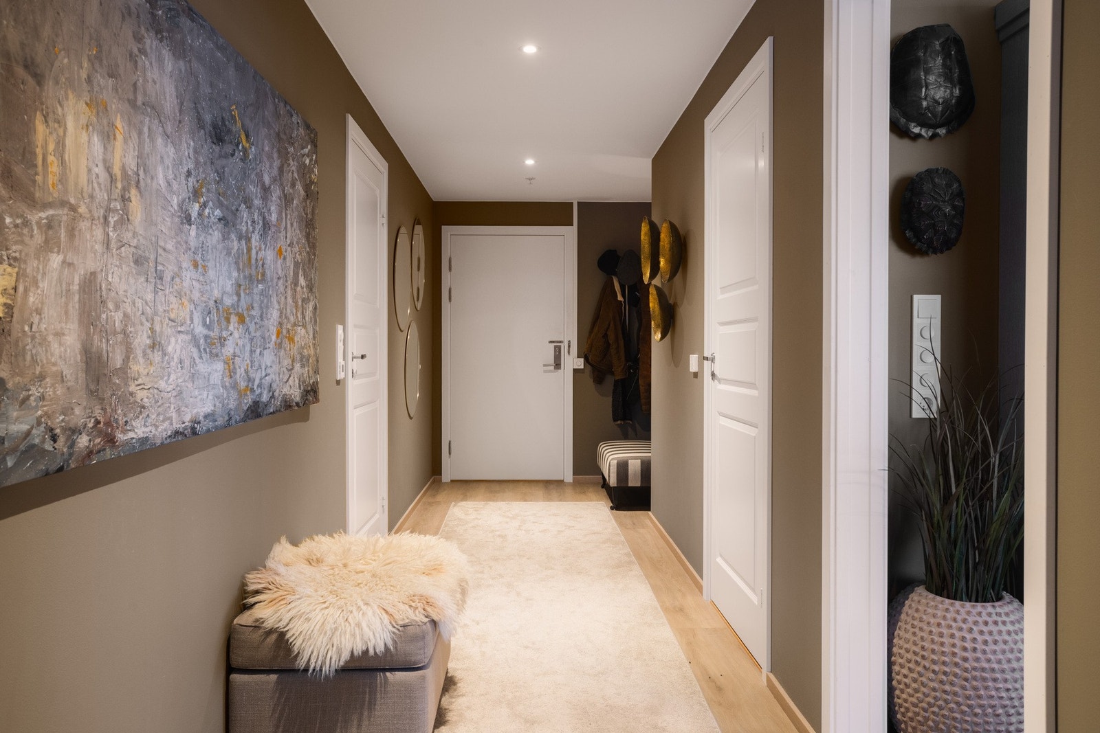 Velkommen inn i en stilren og innbydende entré som gir et umiddelbart godt førsteinntrykk. Galleribilde