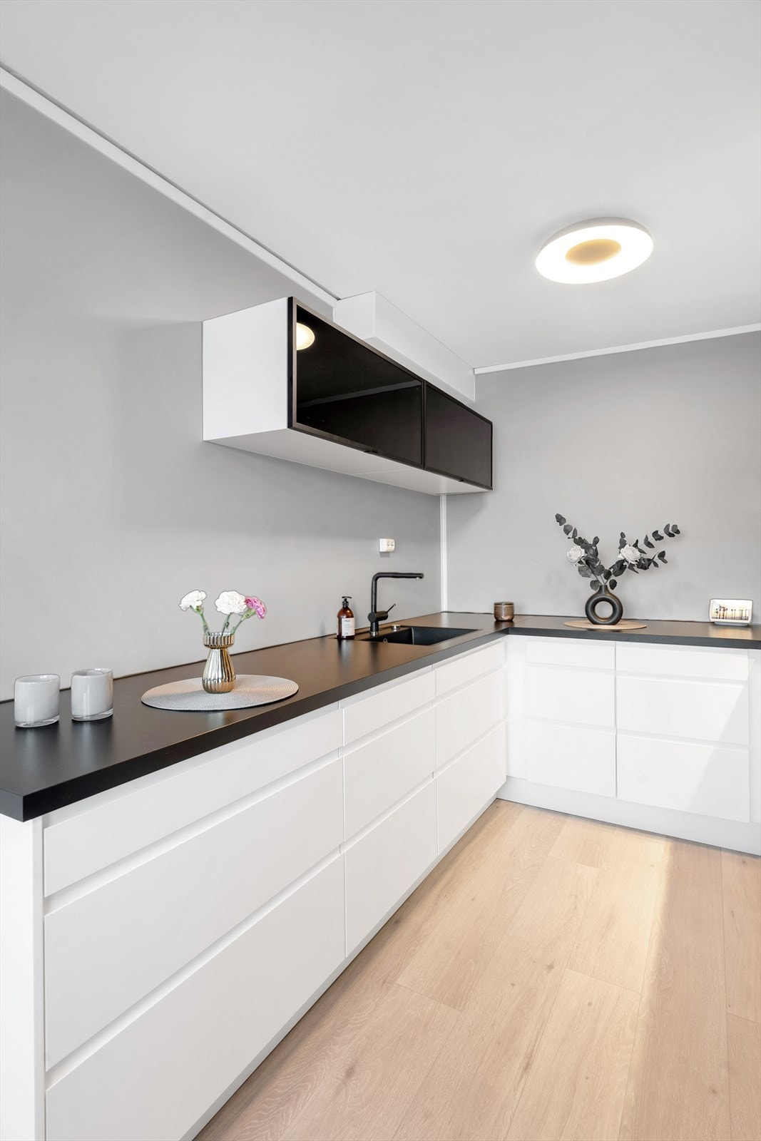 Kjøkkenet byr på gode arbeidsflater og godt med oppbevaringsplass i hyller og skuffer. Galleribilde