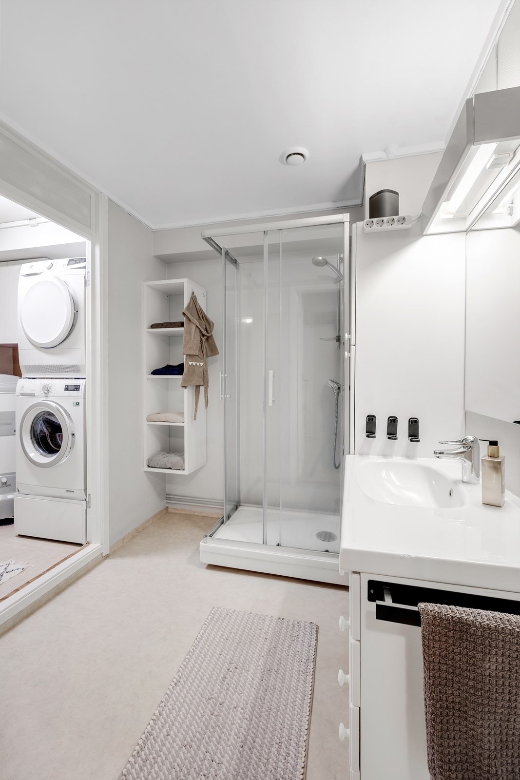 Badet har direkte adkomst til egen vaskeromsdel. Galleribilde