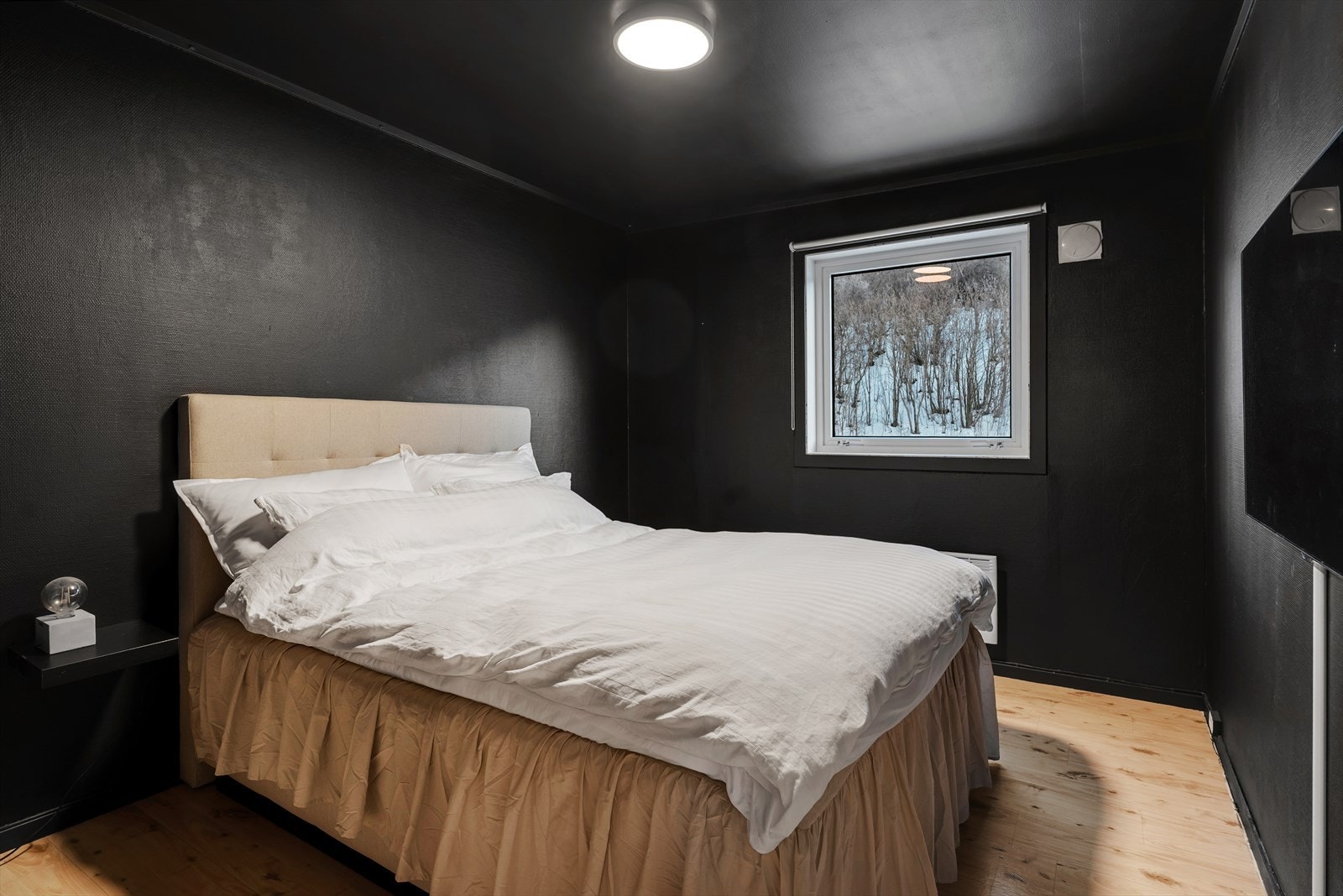 Her er det god plass til stor seng og annet ønsket møblement. Galleribilde